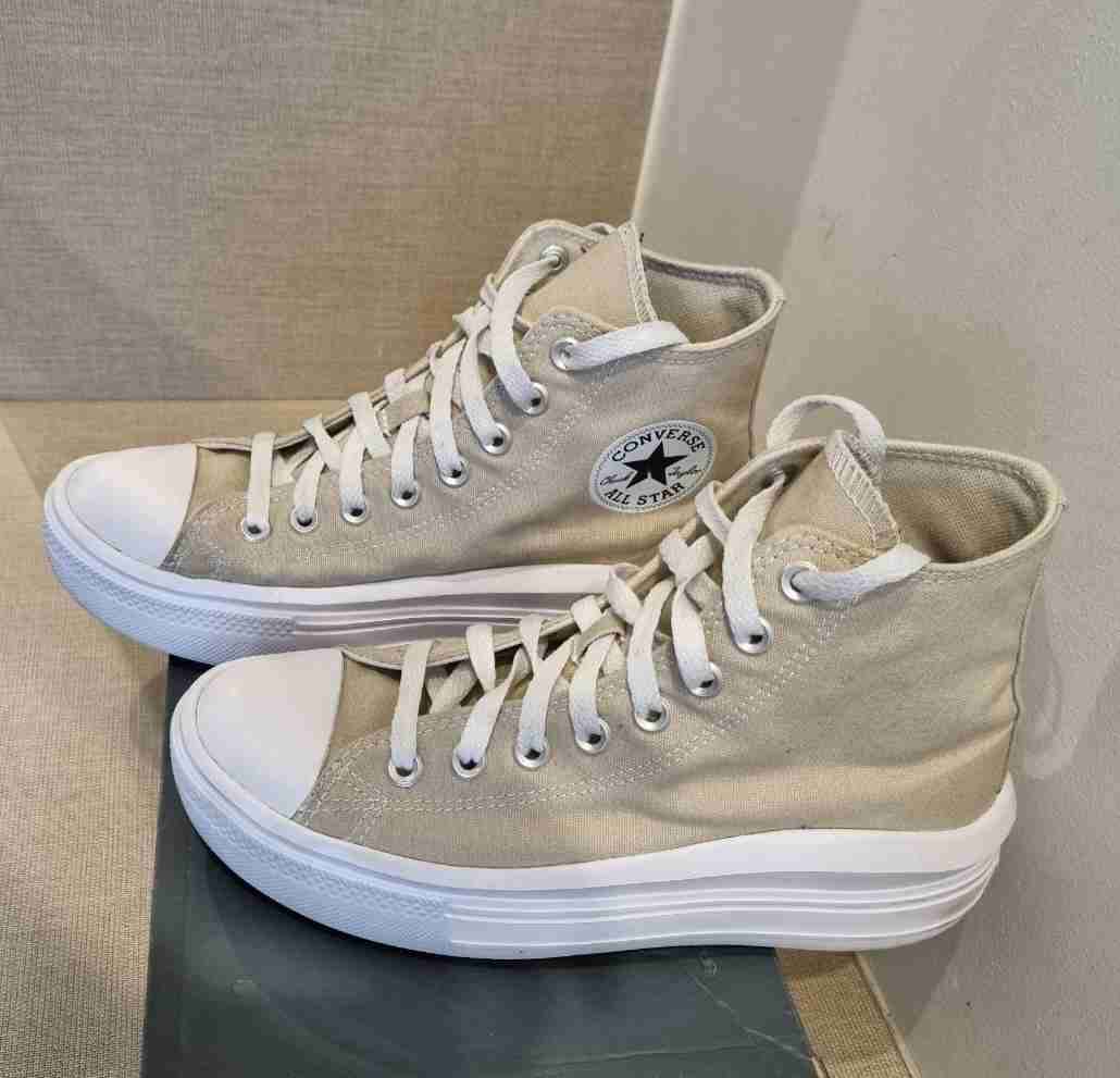 Zapatillas altas beige estilo Converse - miniatura 1