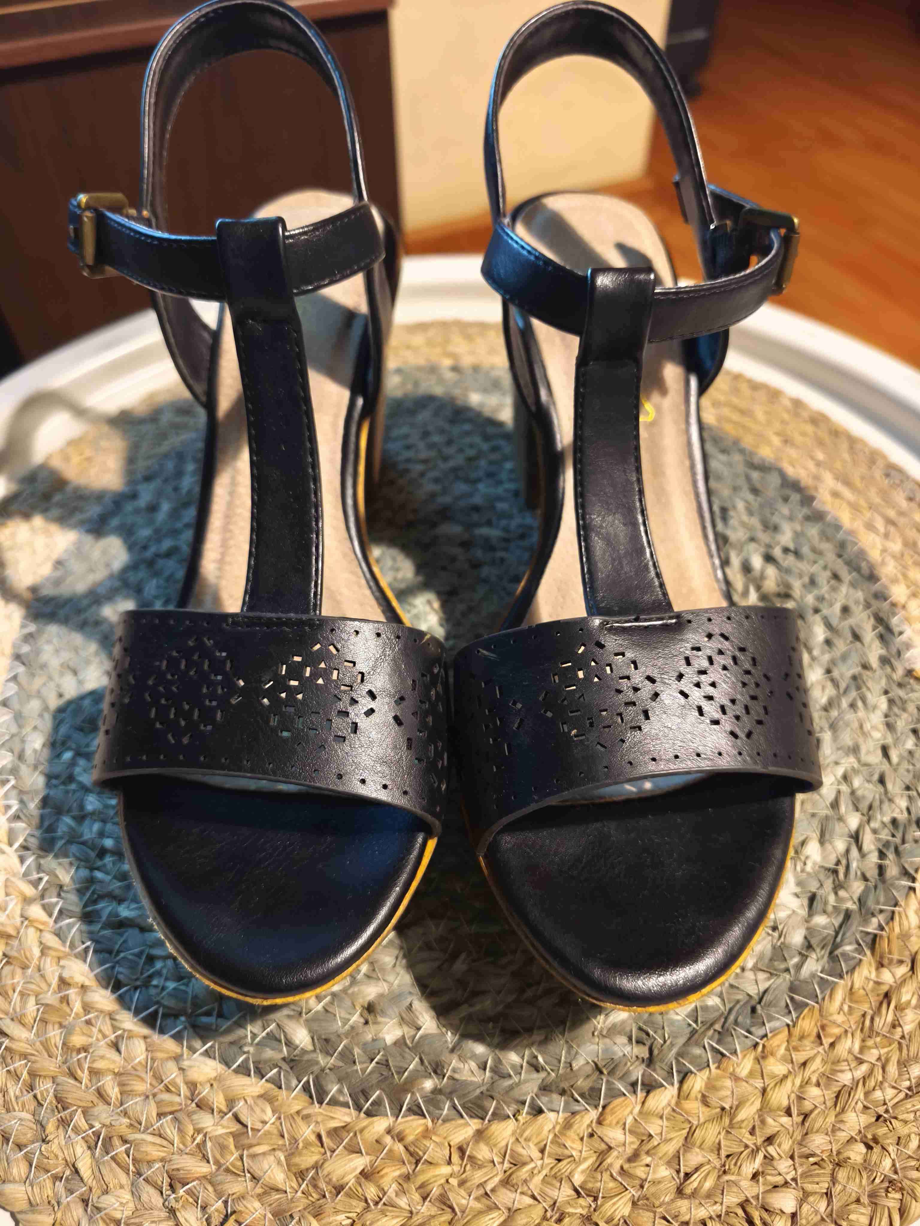 Sandalias negras con hebilla - miniatura 1