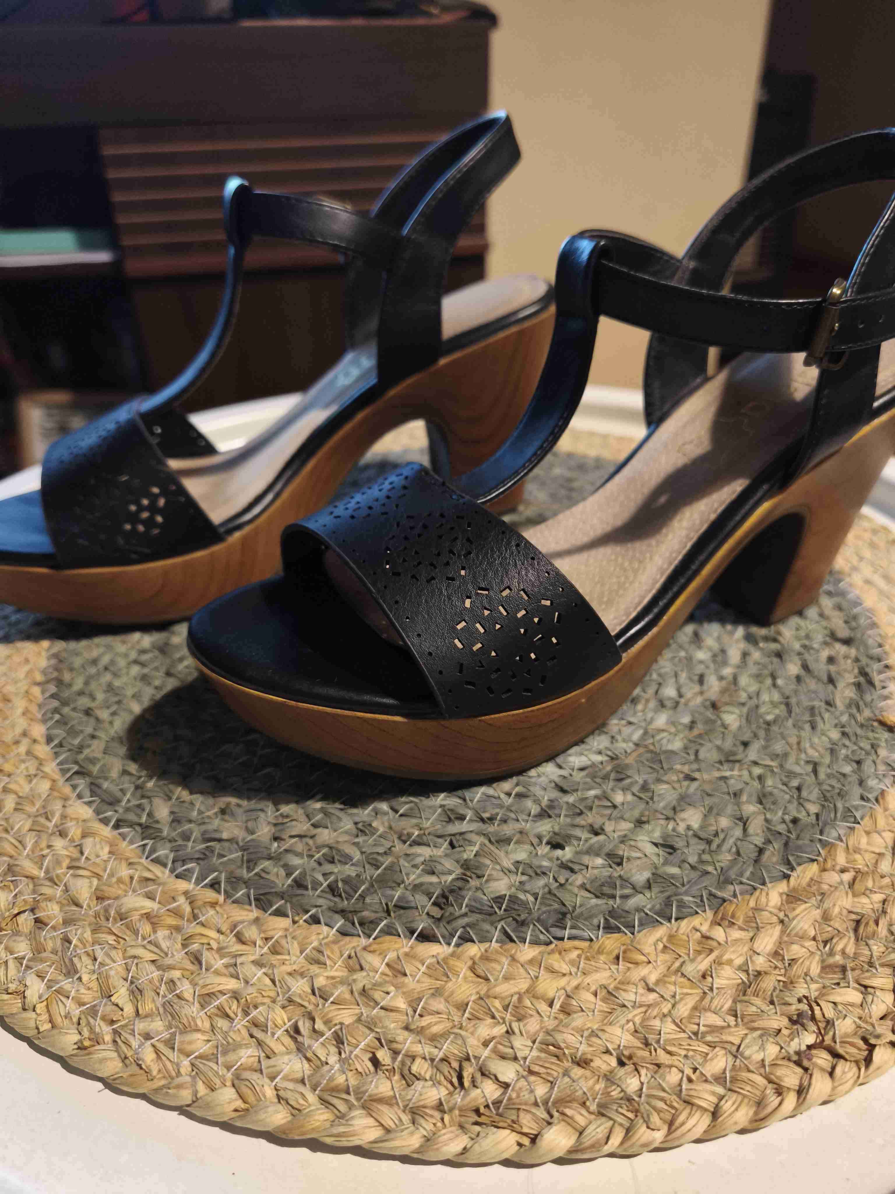 Sandalias negras con hebilla - miniatura 2