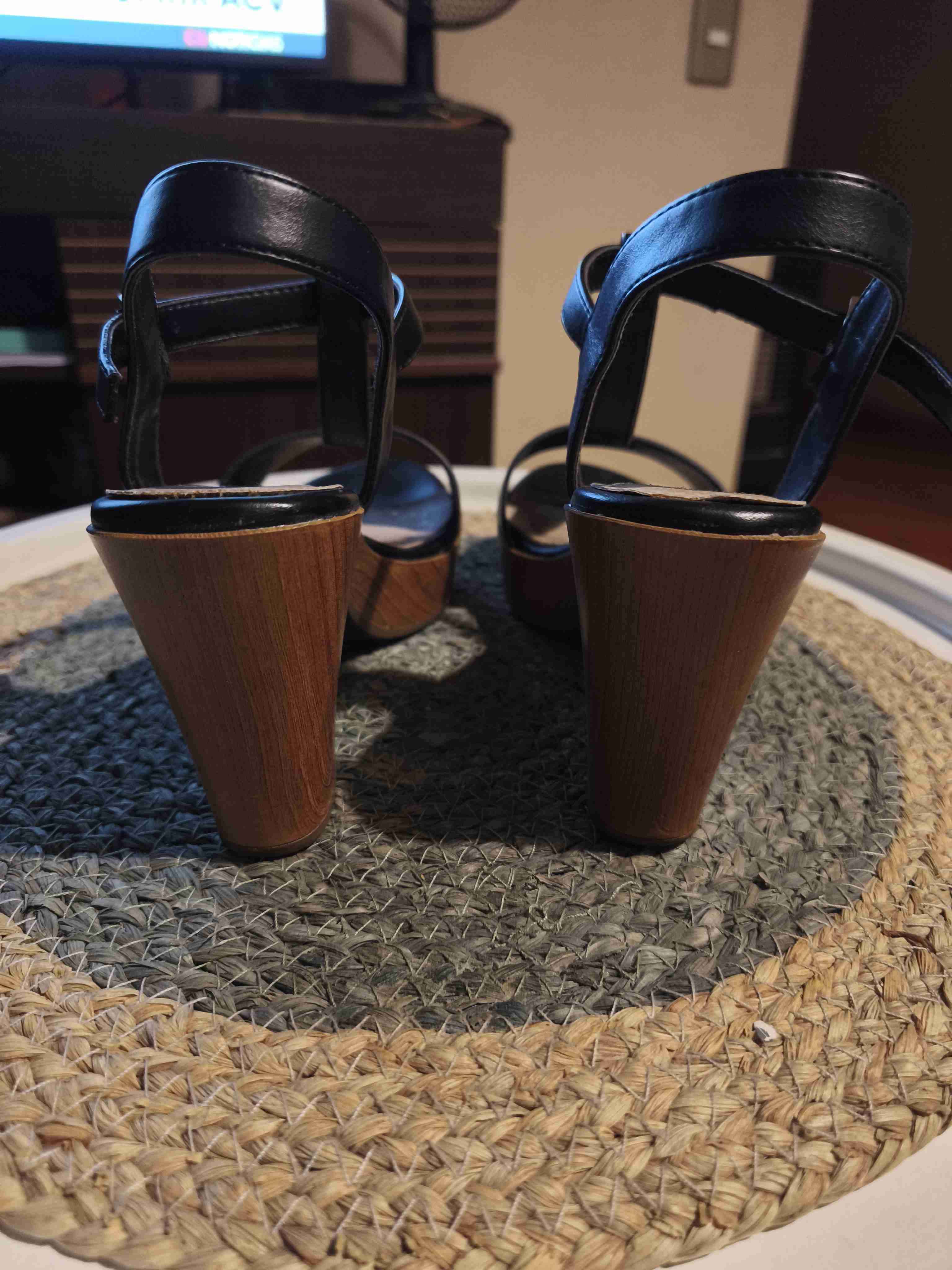 Sandalias negras con hebilla - miniatura 3