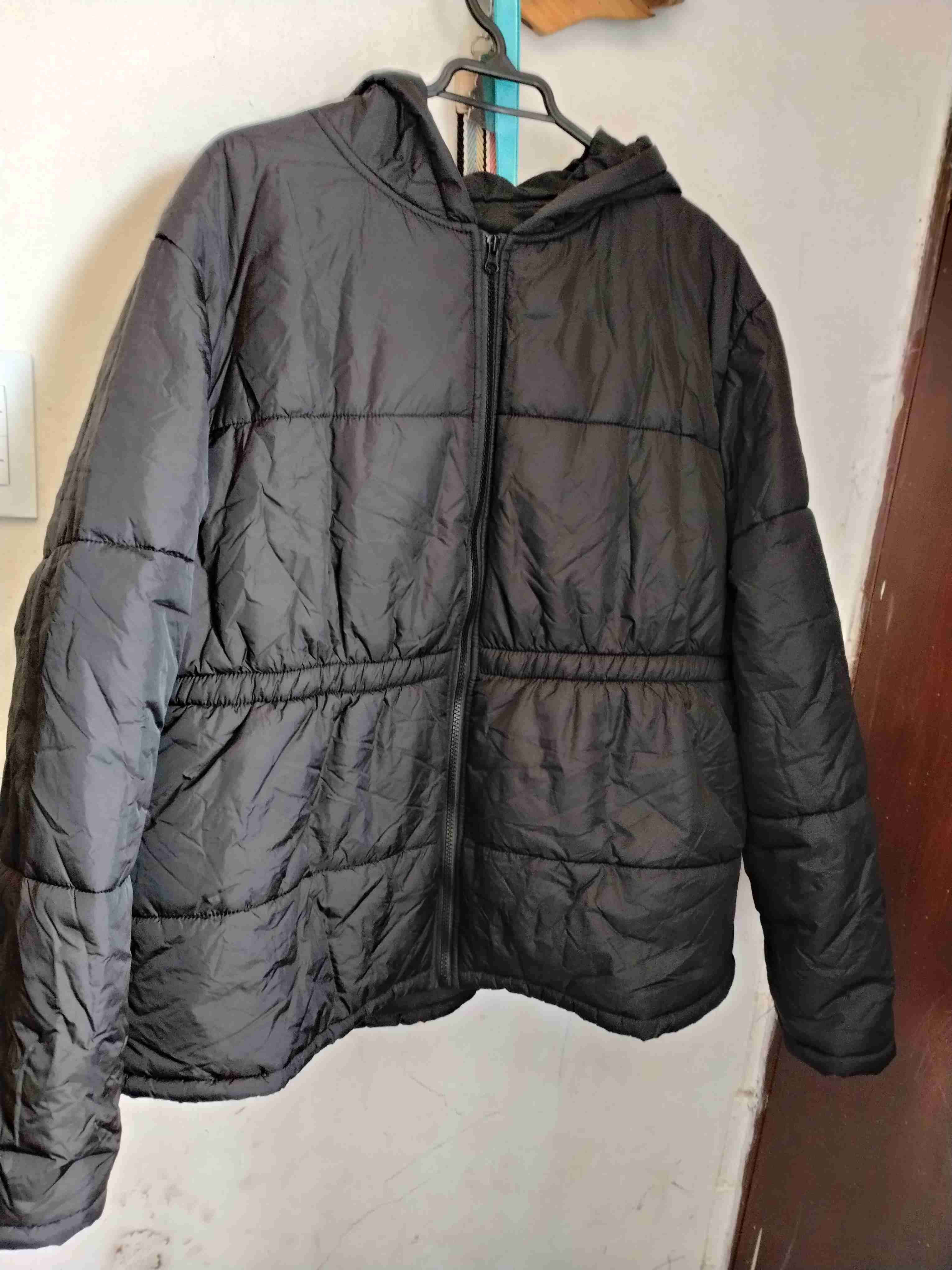 Chaqueta acolchada negra con capucha