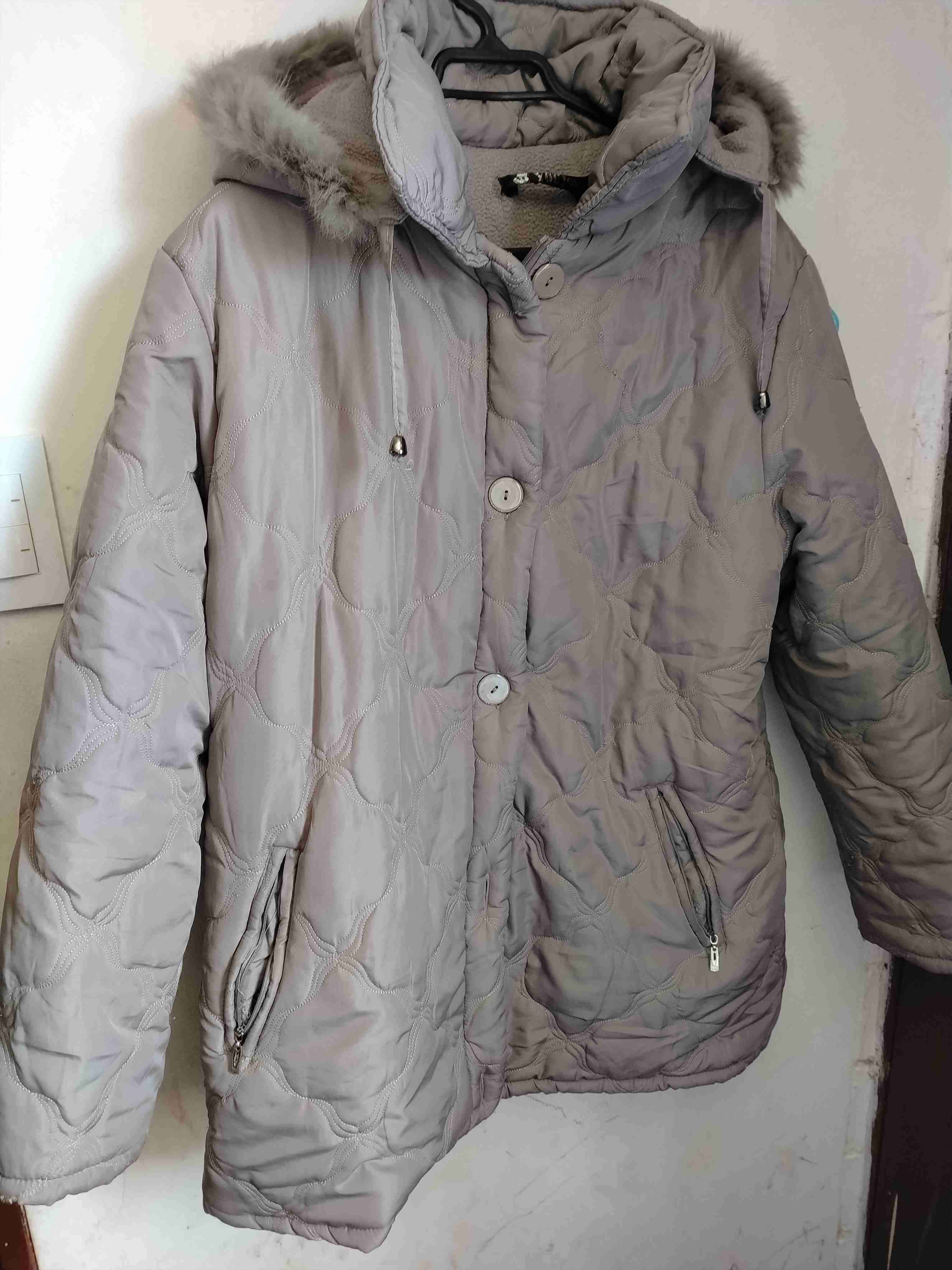 Parka gris con capucha de piel