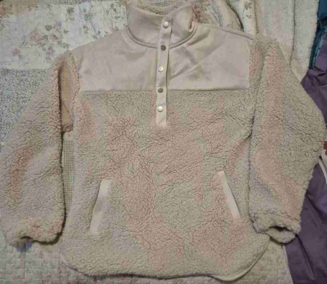 Suéter de lana beige con cuello alto - miniatura 1