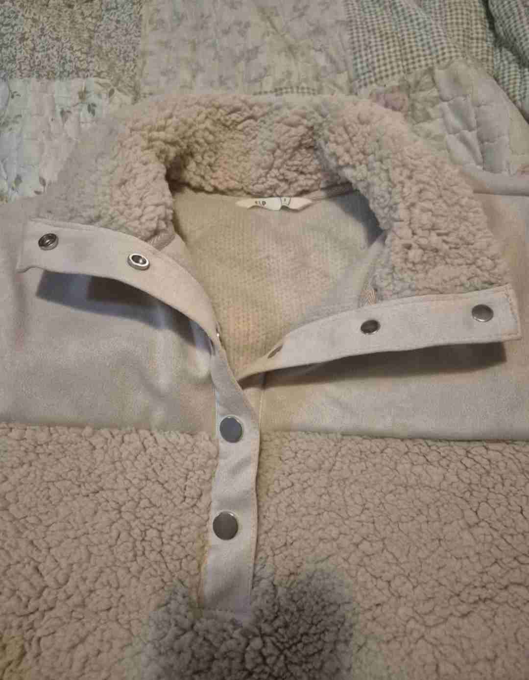 Suéter de lana beige con cuello alto - miniatura 2