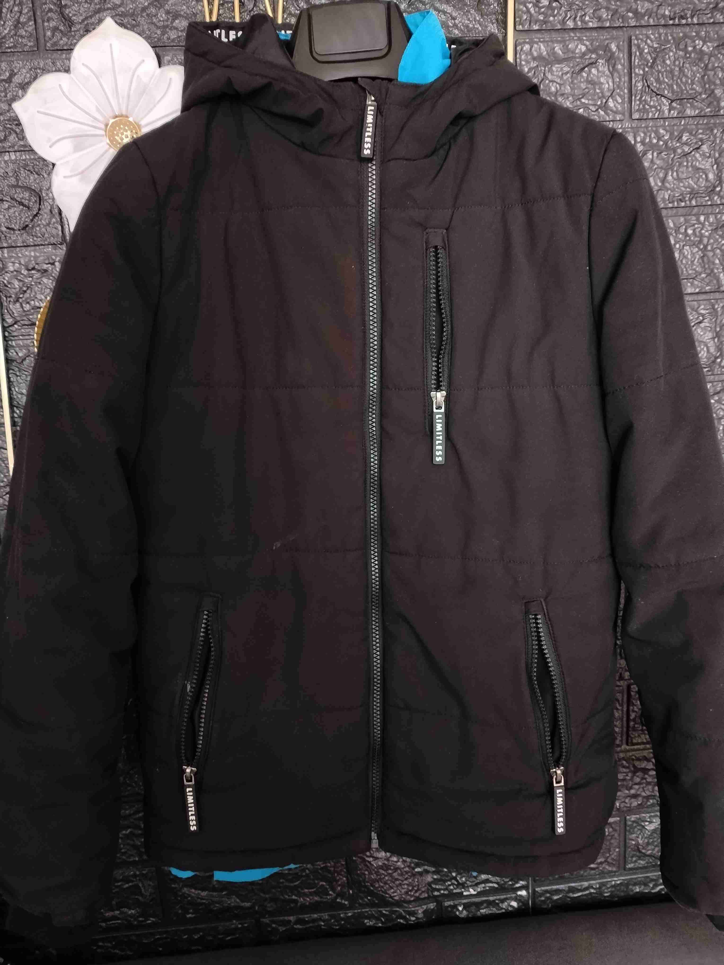 Chaqueta negra con capucha