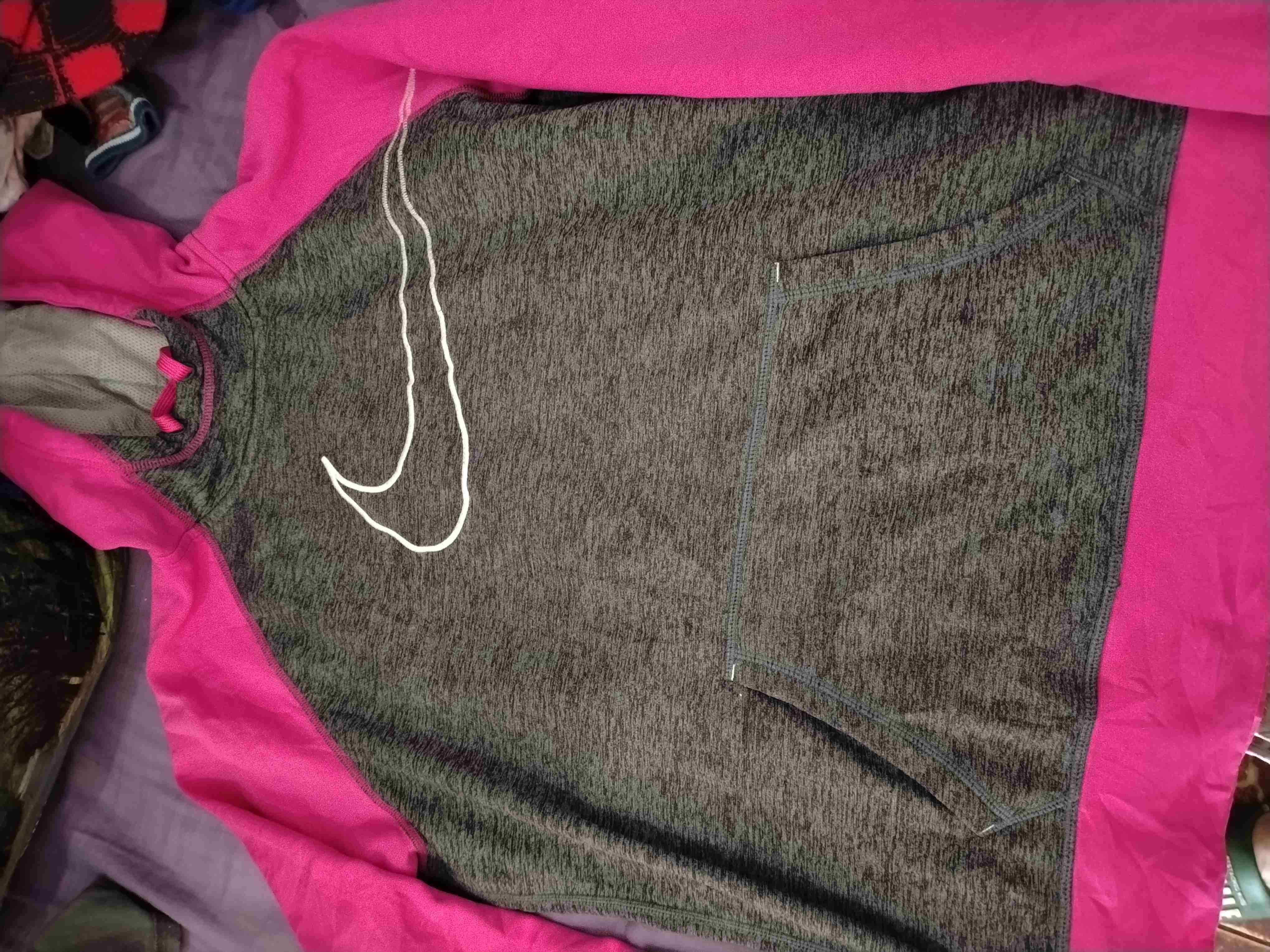 Polerón gris con detalles fucsias