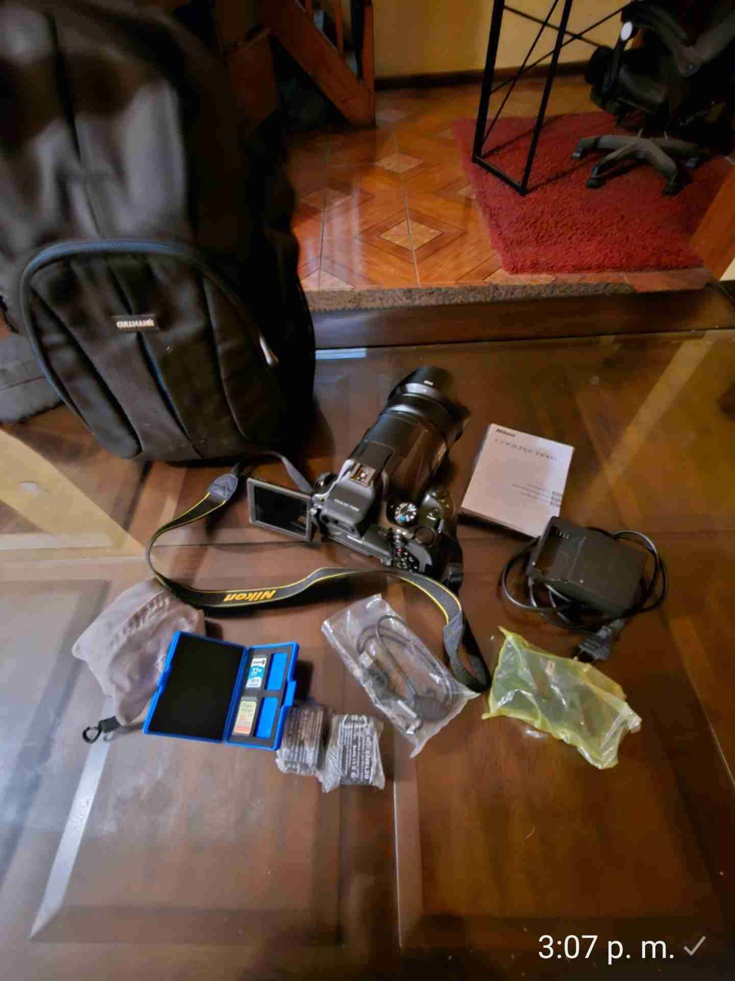 Cámara Nikon P-1000 con accesorios - 1