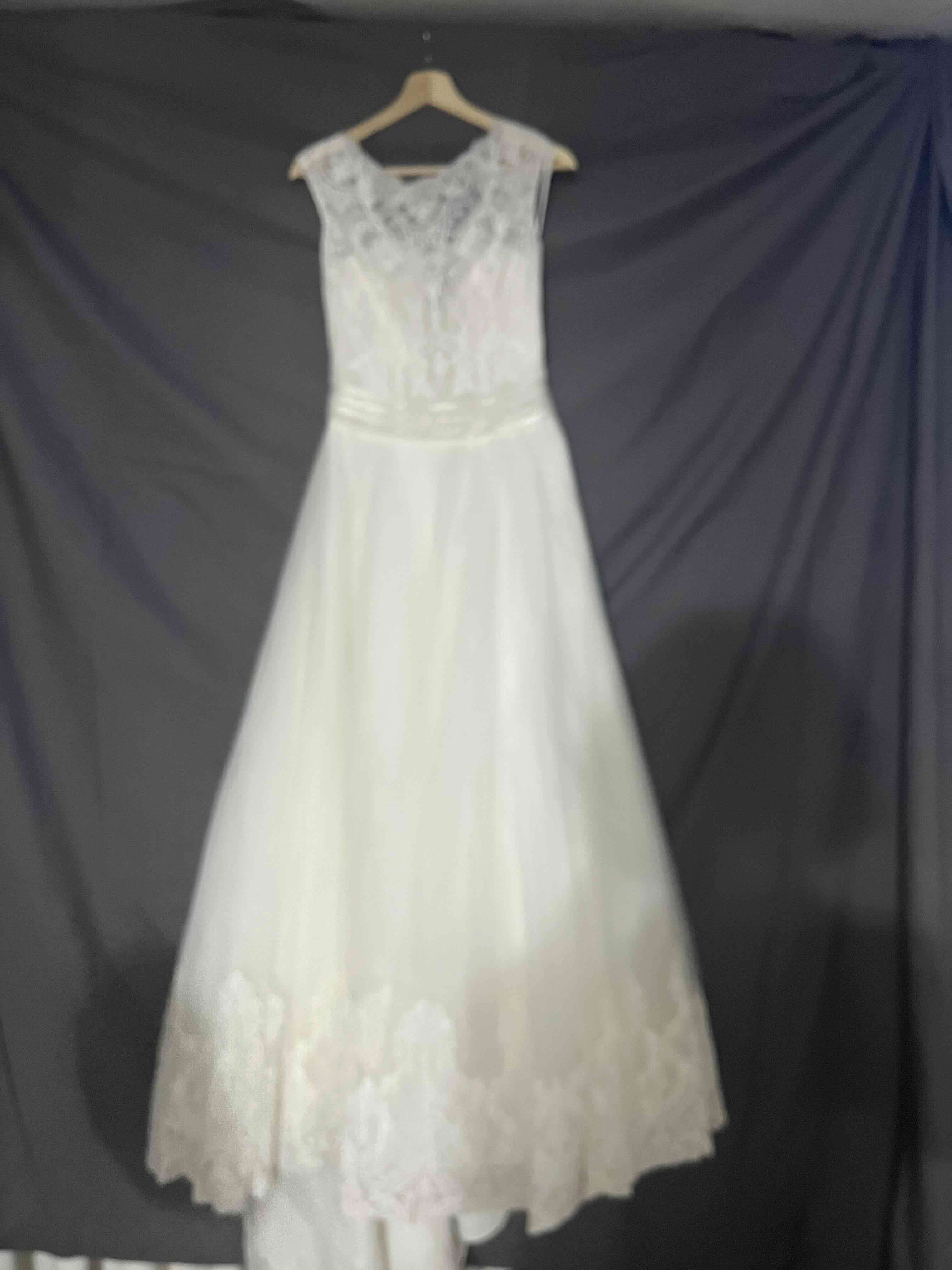 Vestido de novia con encaje blanco - miniatura 1