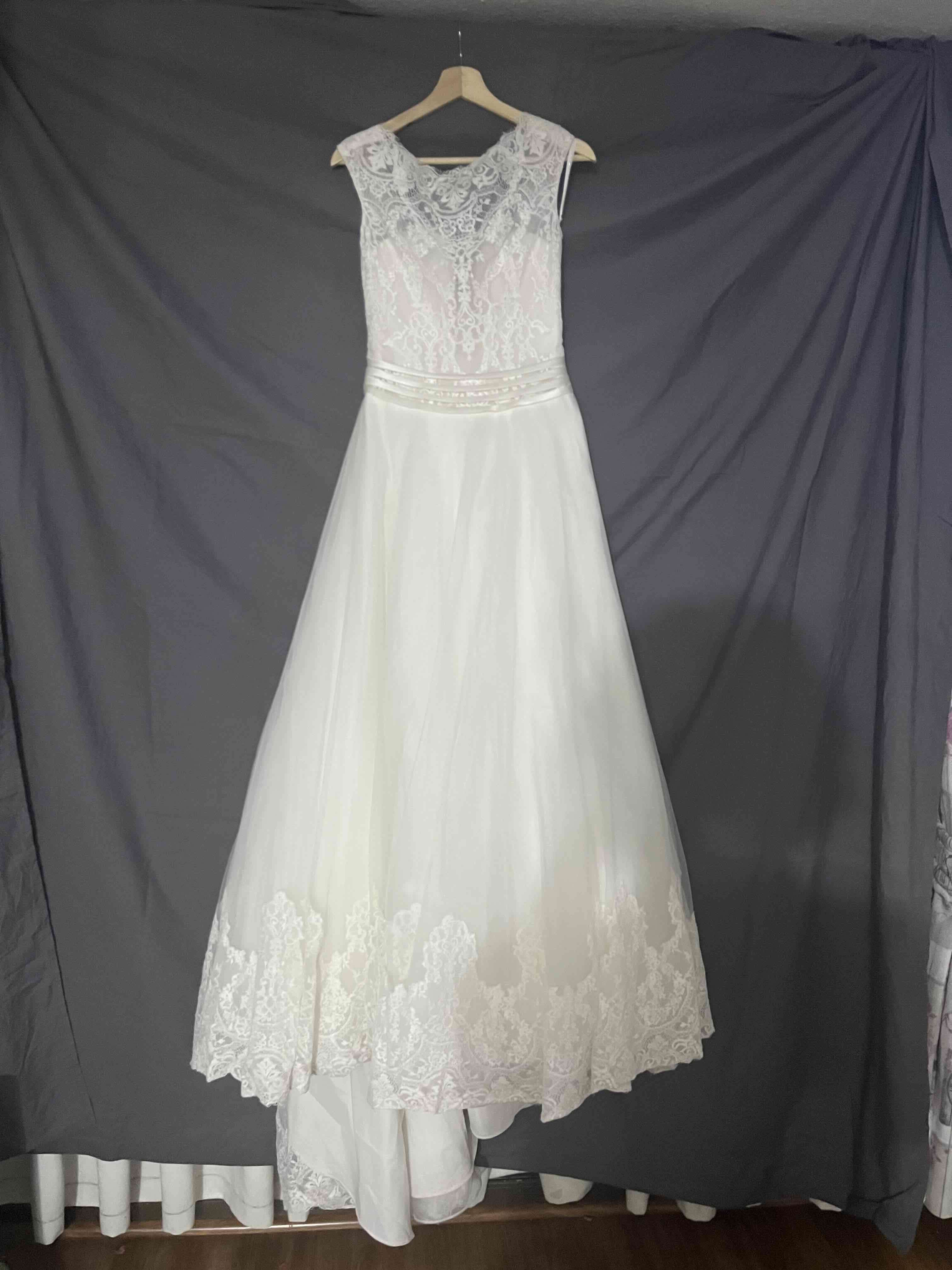 Vestido de novia con encaje blanco - miniatura 2