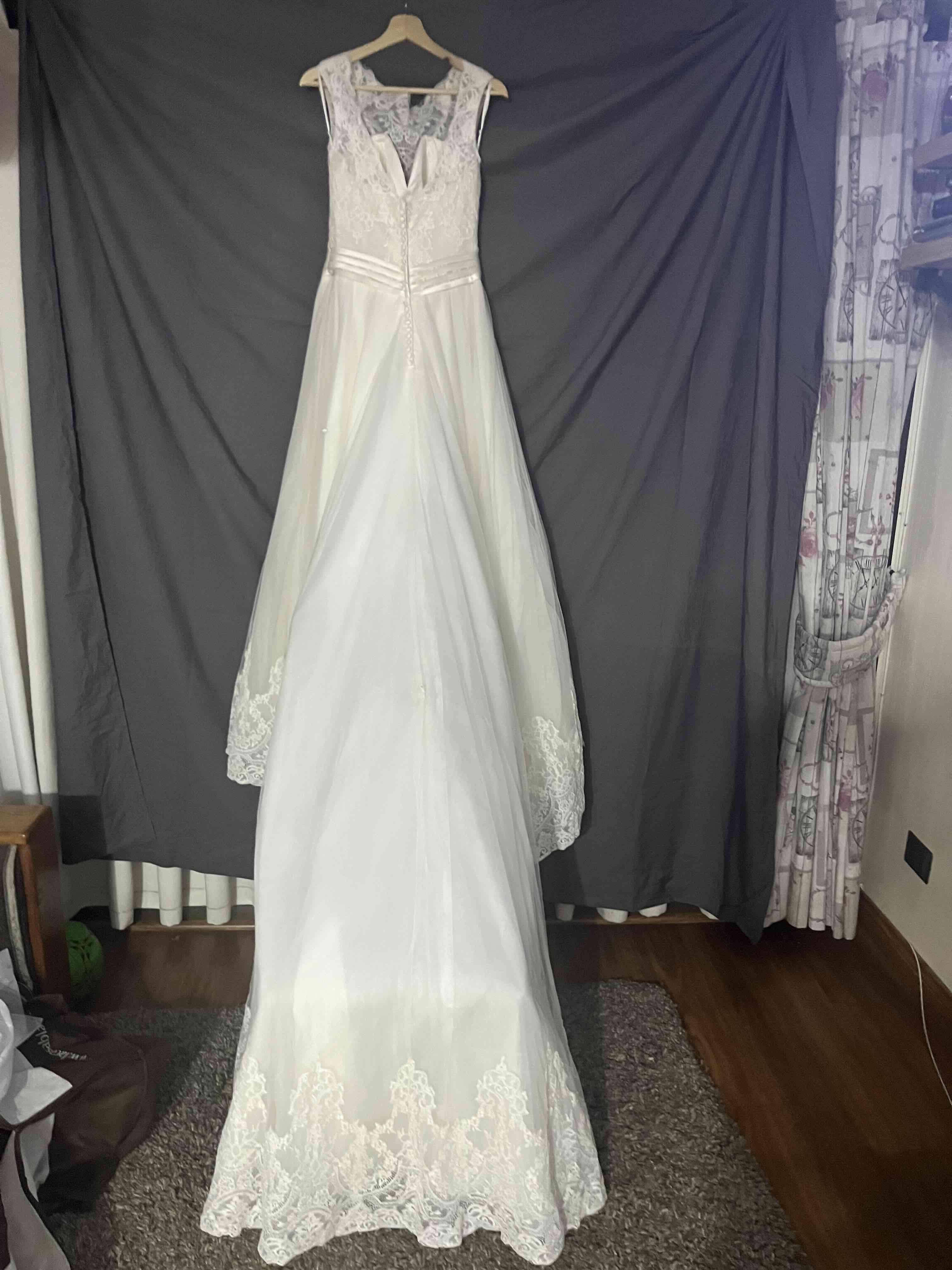 Vestido de novia con encaje blanco - miniatura 3
