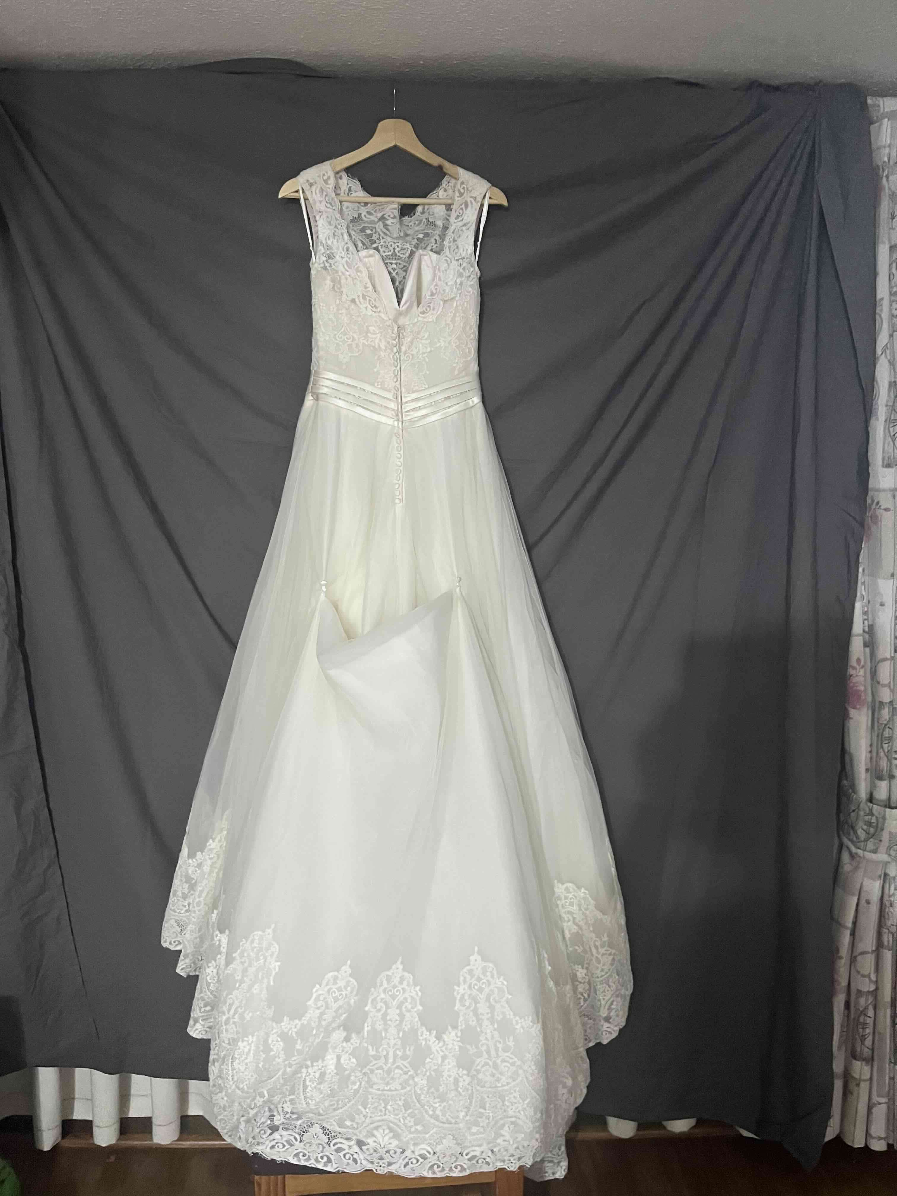 Vestido de novia con encaje blanco - miniatura 4