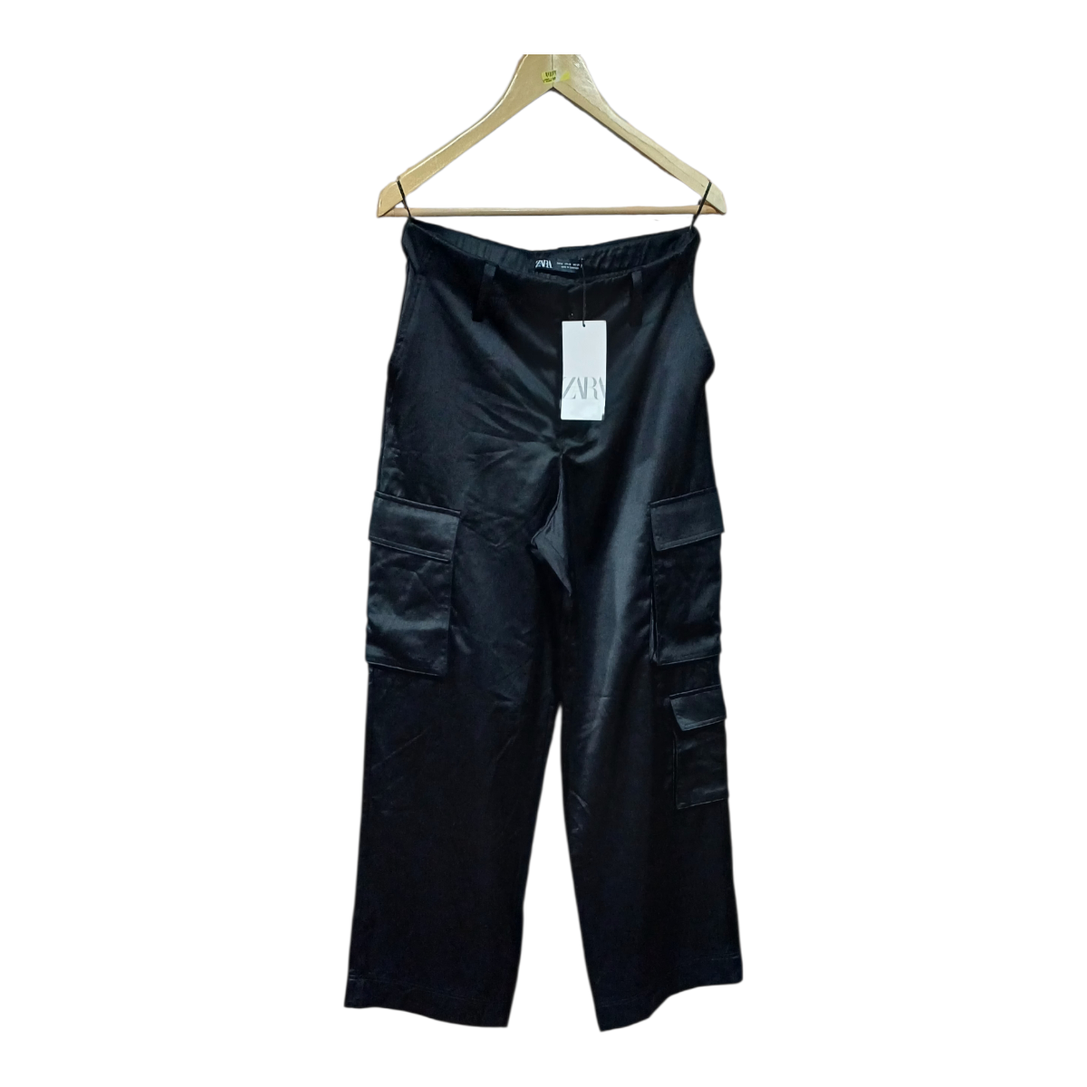 Pantalón negro satinado ,cargo - miniatura 2