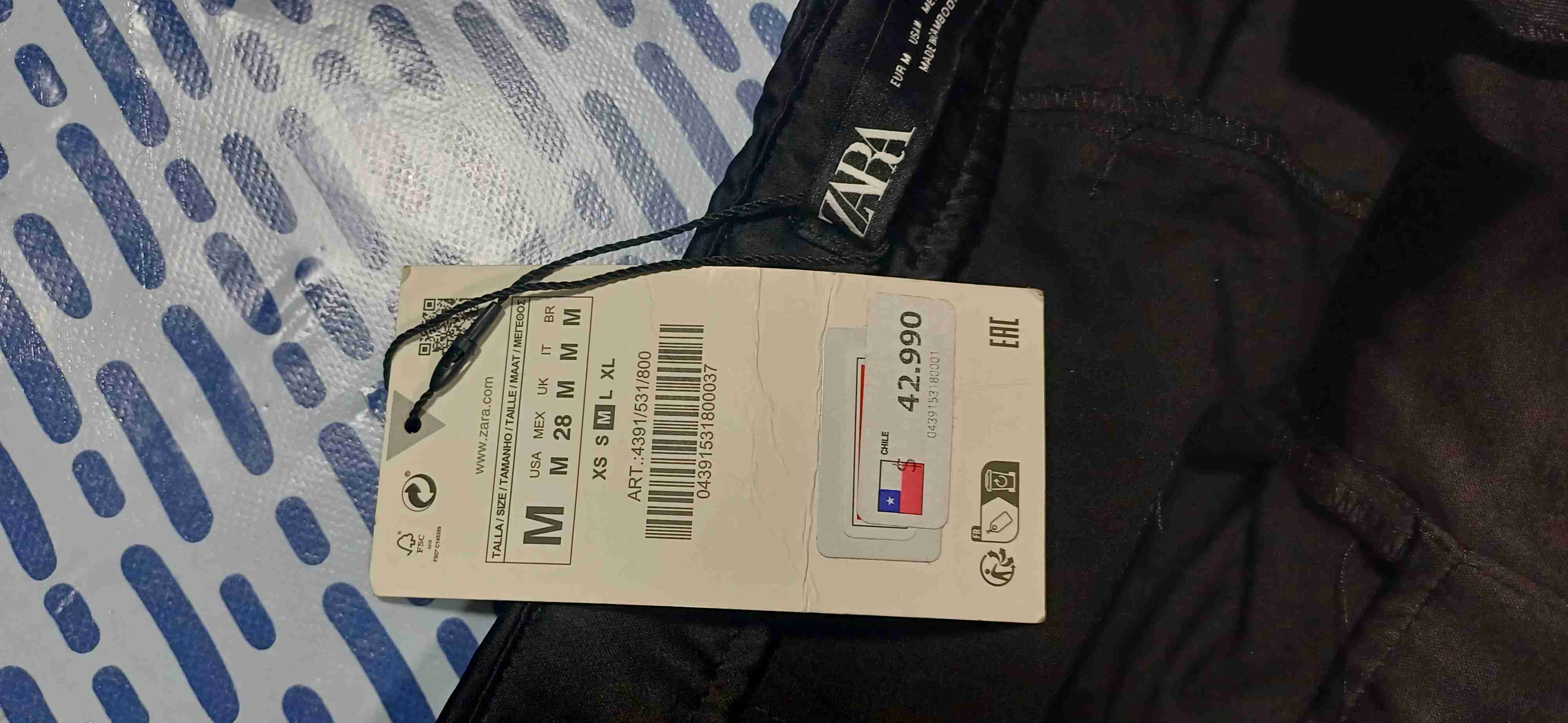 Pantalón negro satinado ,cargo - miniatura 3