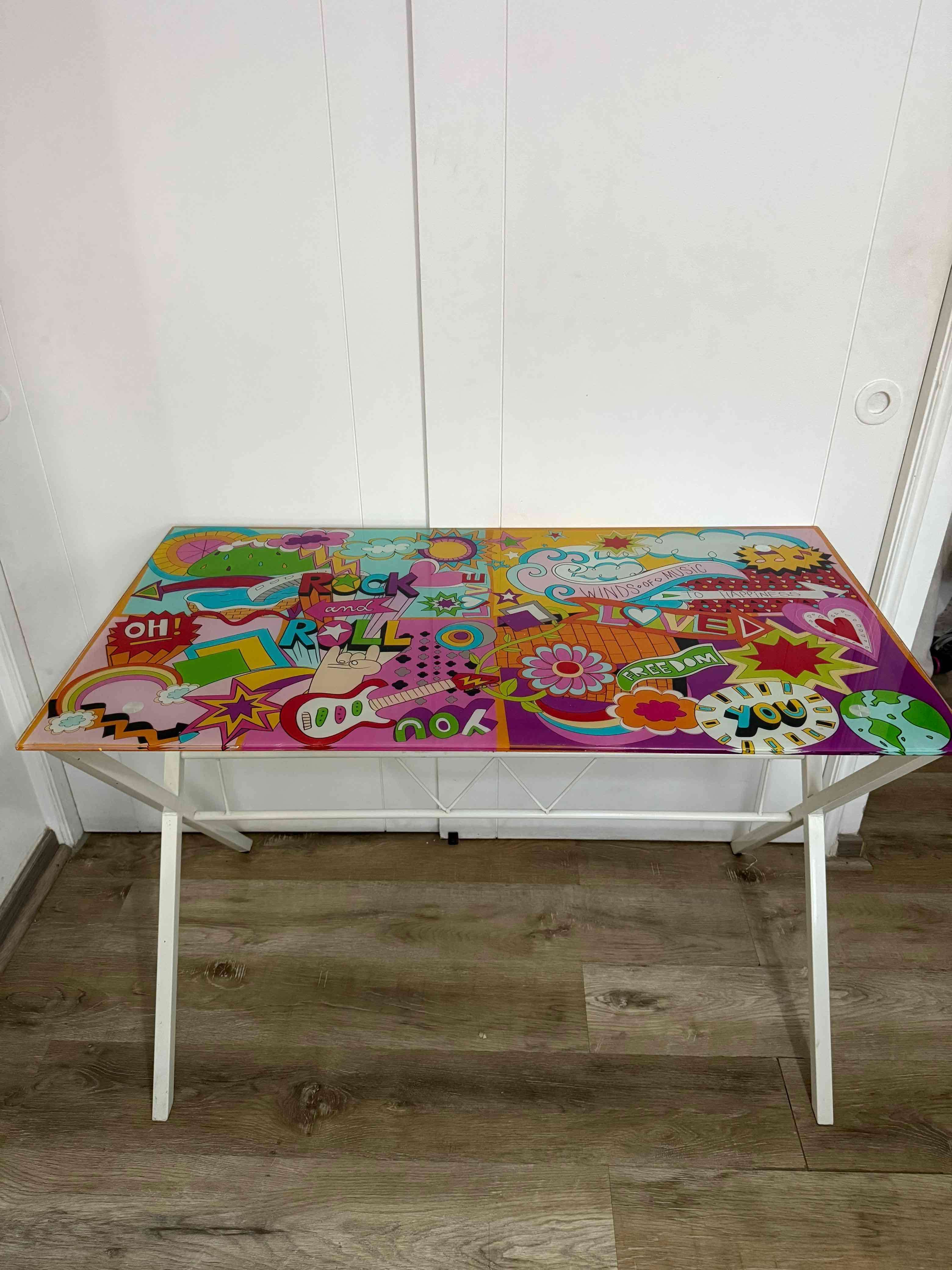 Escritorio de vidrio con diseño colorido - miniatura 1