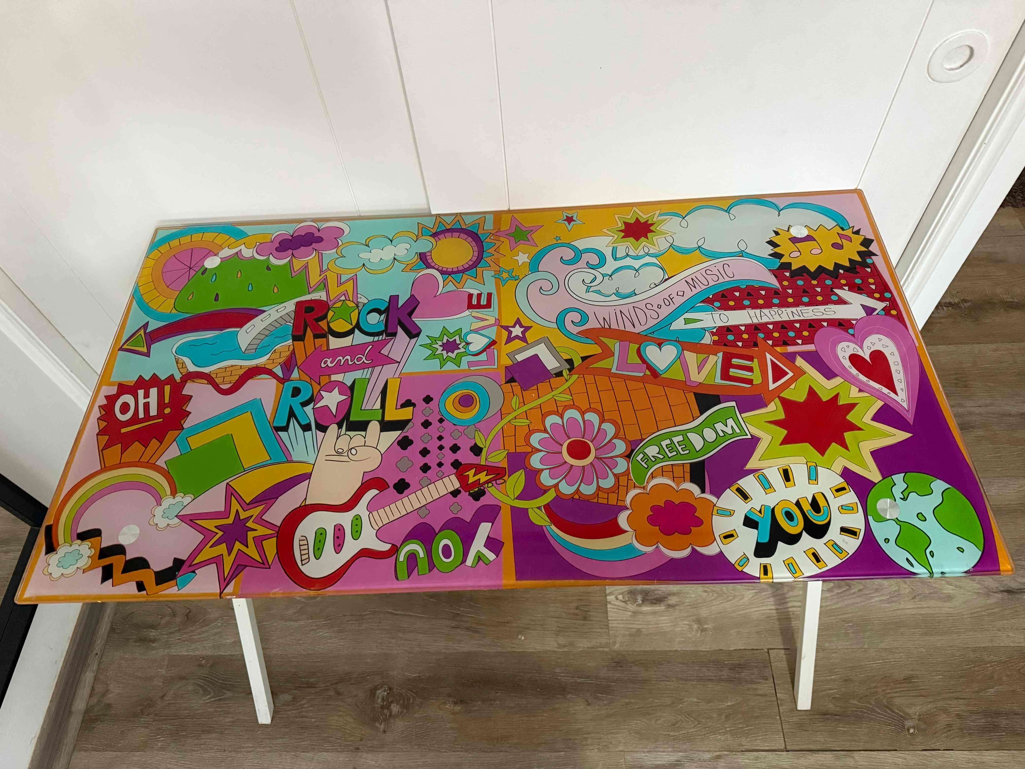 Escritorio de vidrio con diseño colorido - miniatura 2