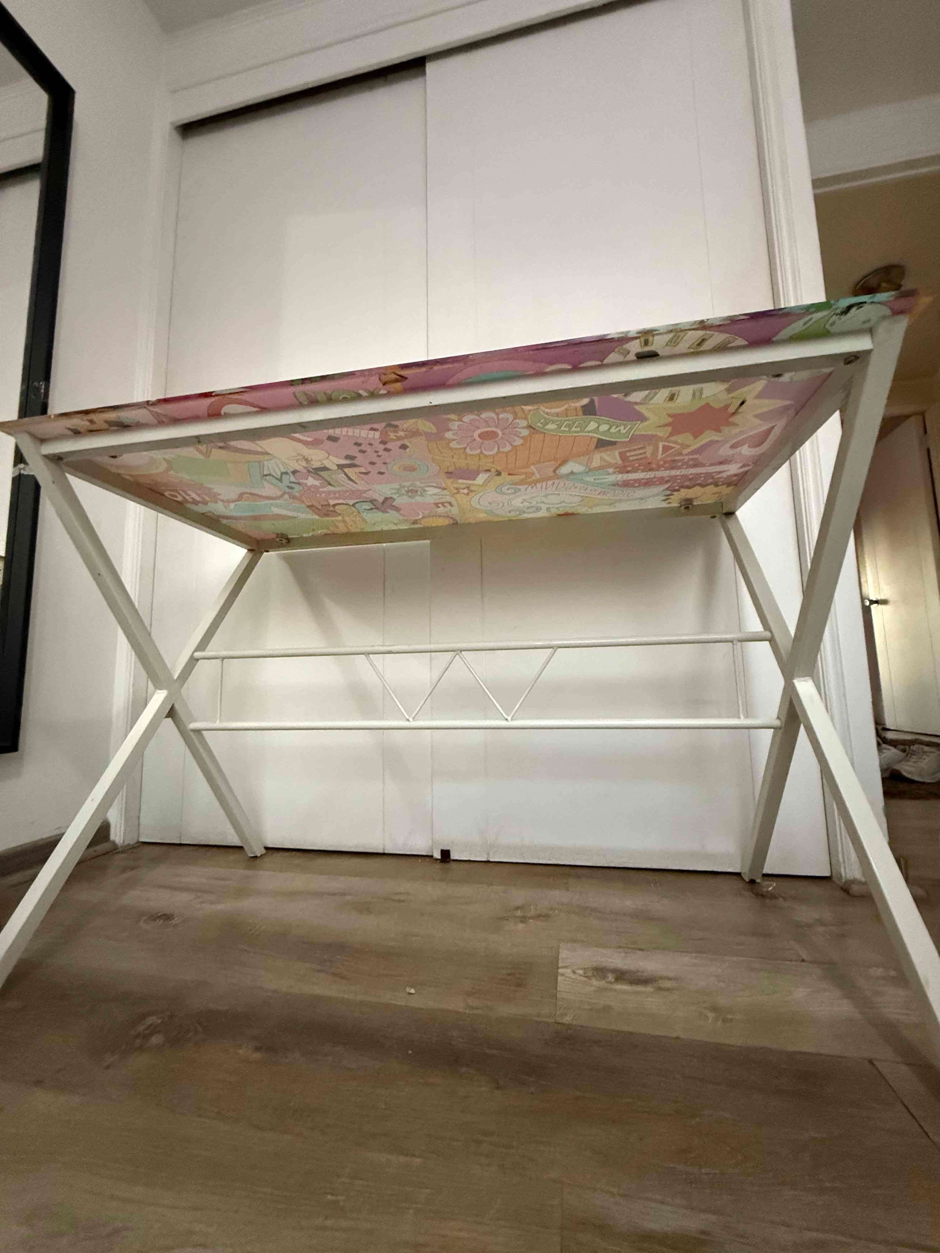 Escritorio de vidrio con diseño colorido - miniatura 3