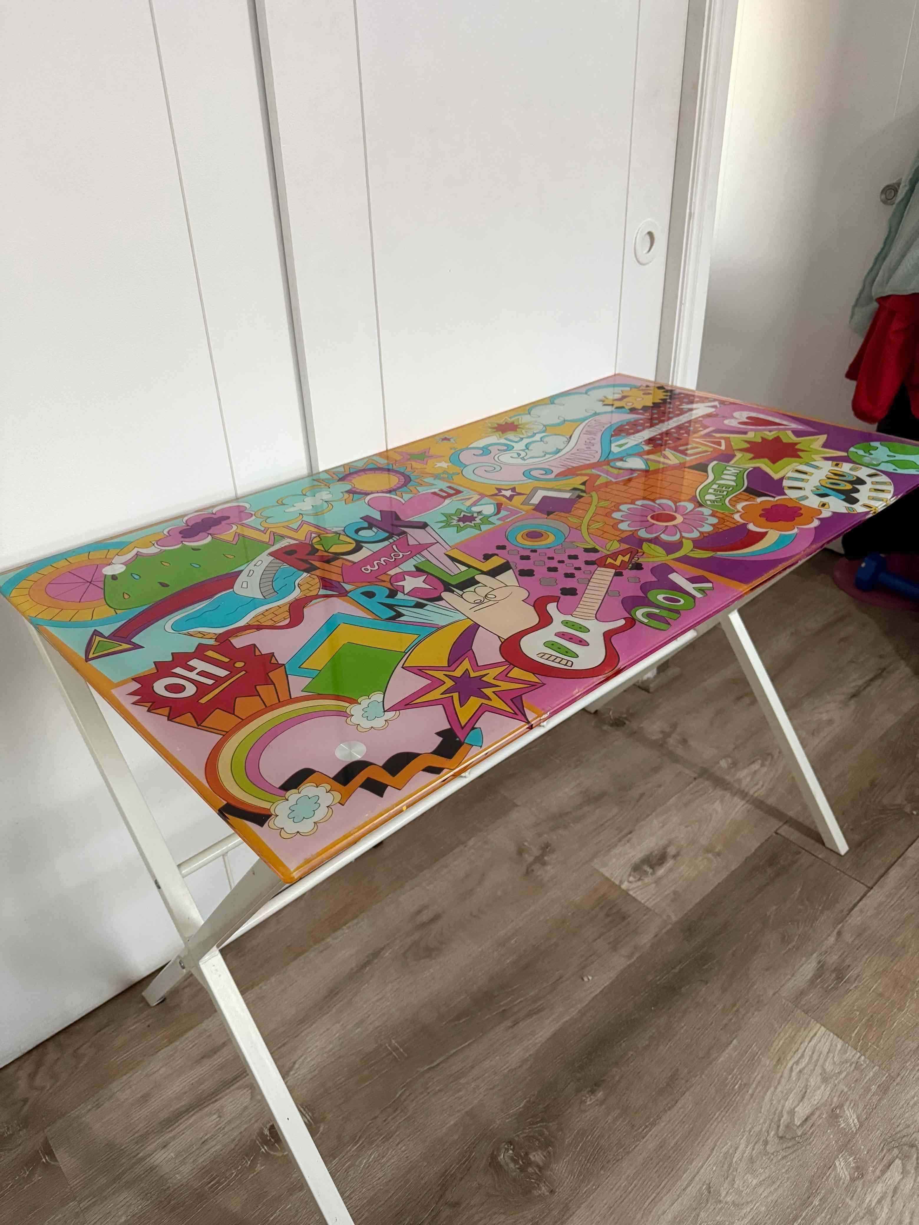 Escritorio de vidrio con diseño colorido - miniatura 4