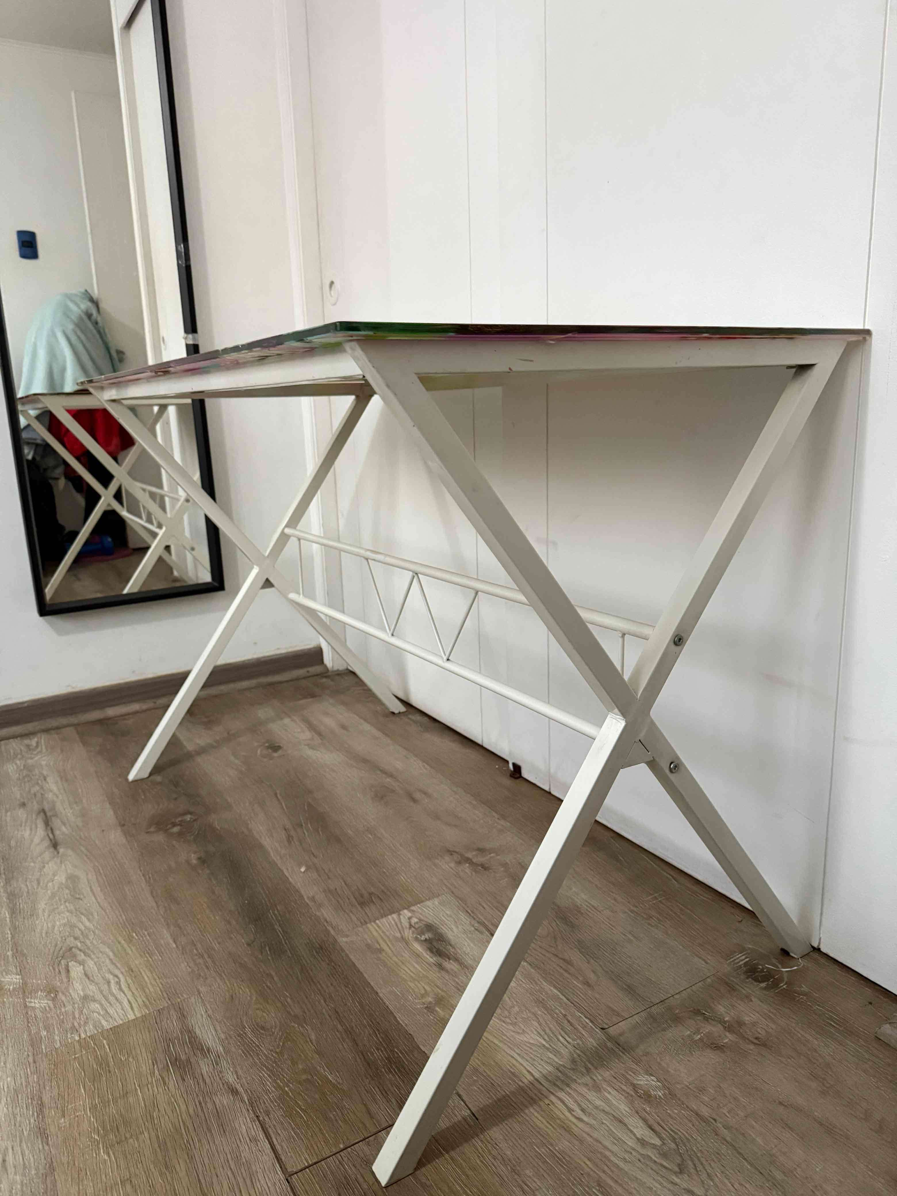 Escritorio de vidrio con diseño colorido - miniatura 5