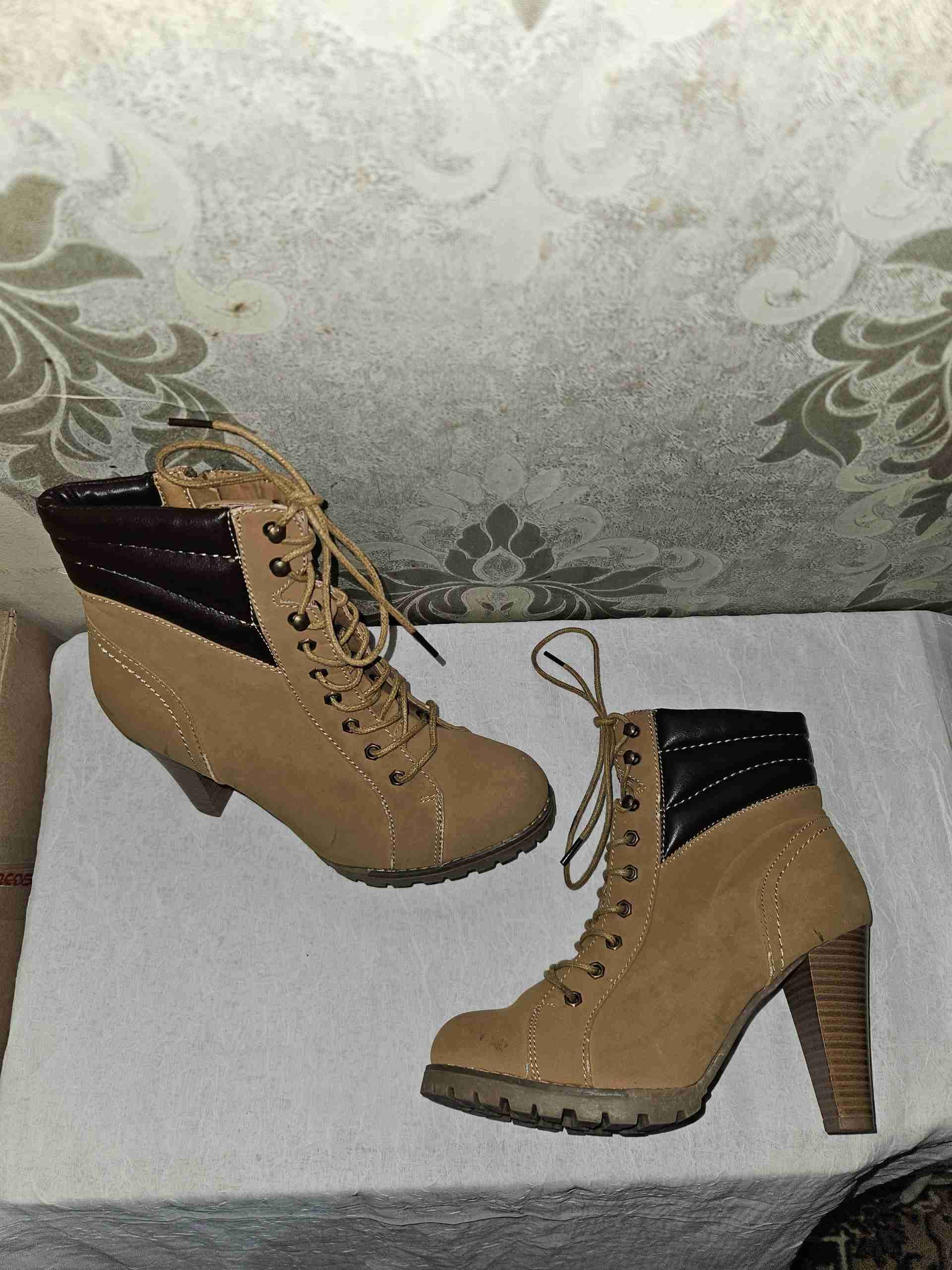 Botines 38 de taco color mostaza - miniatura 1