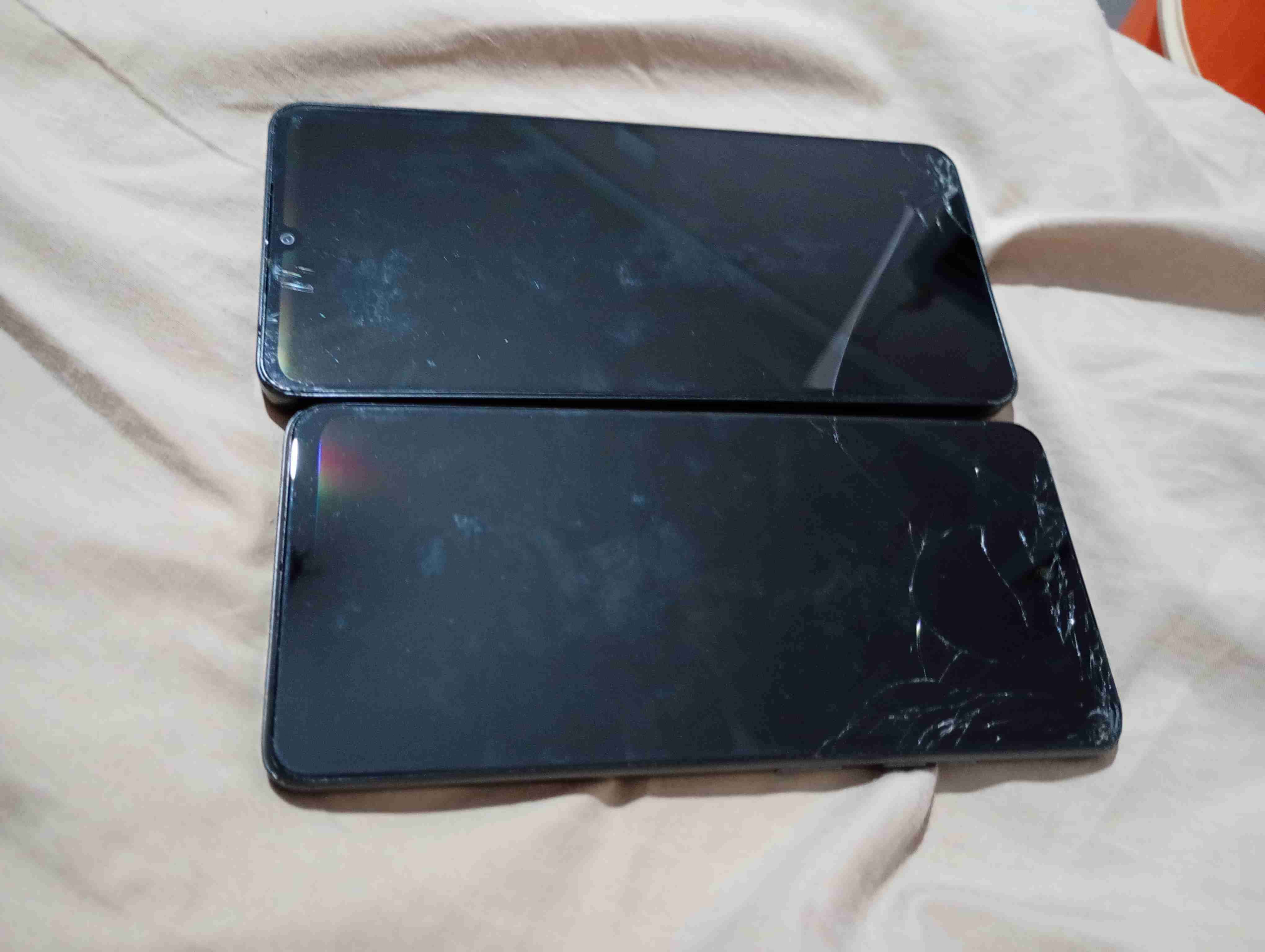 Teléfonos celular con pantallas rotas - miniatura 1