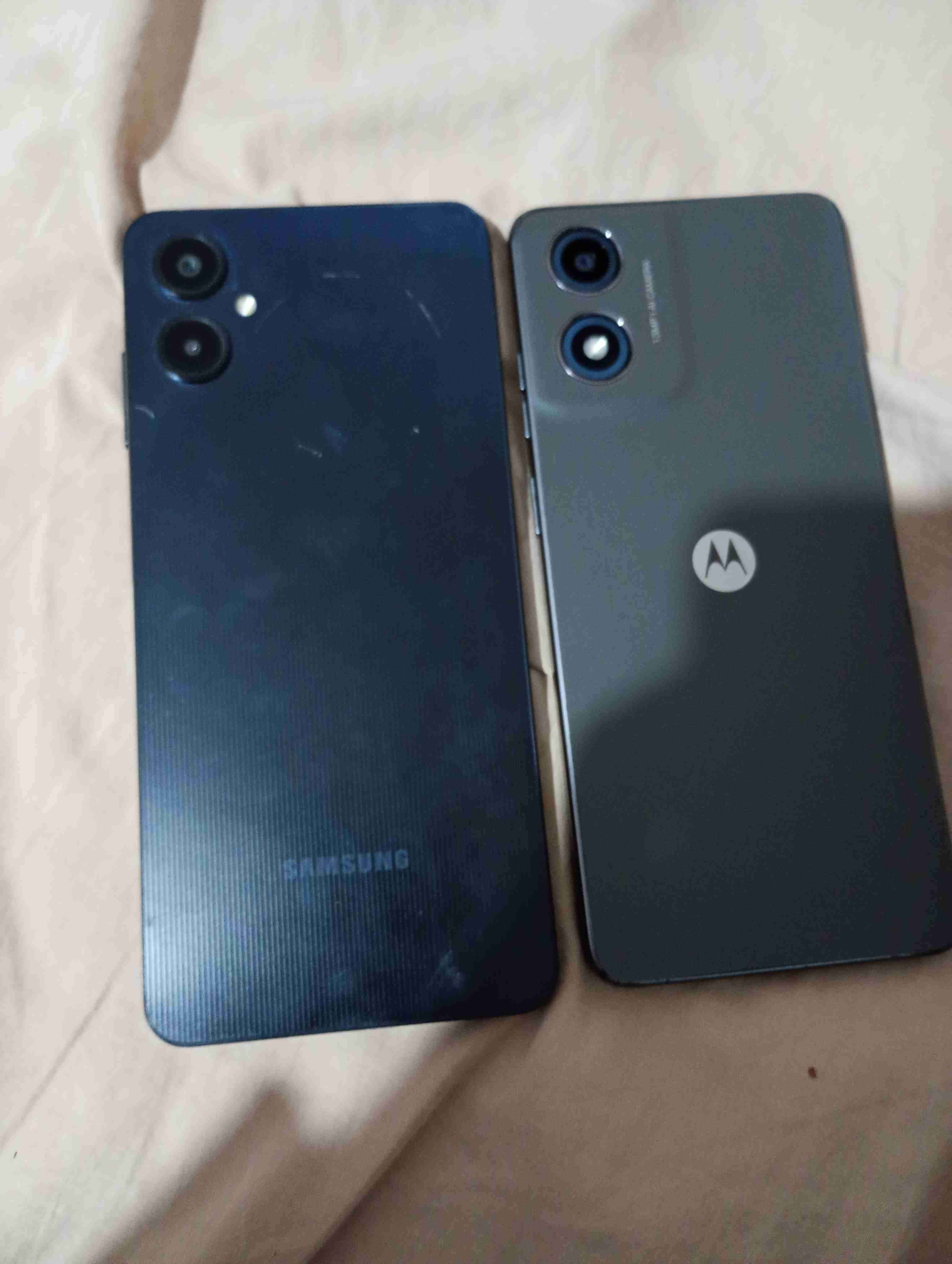 Teléfonos celular con pantallas rotas - miniatura 2