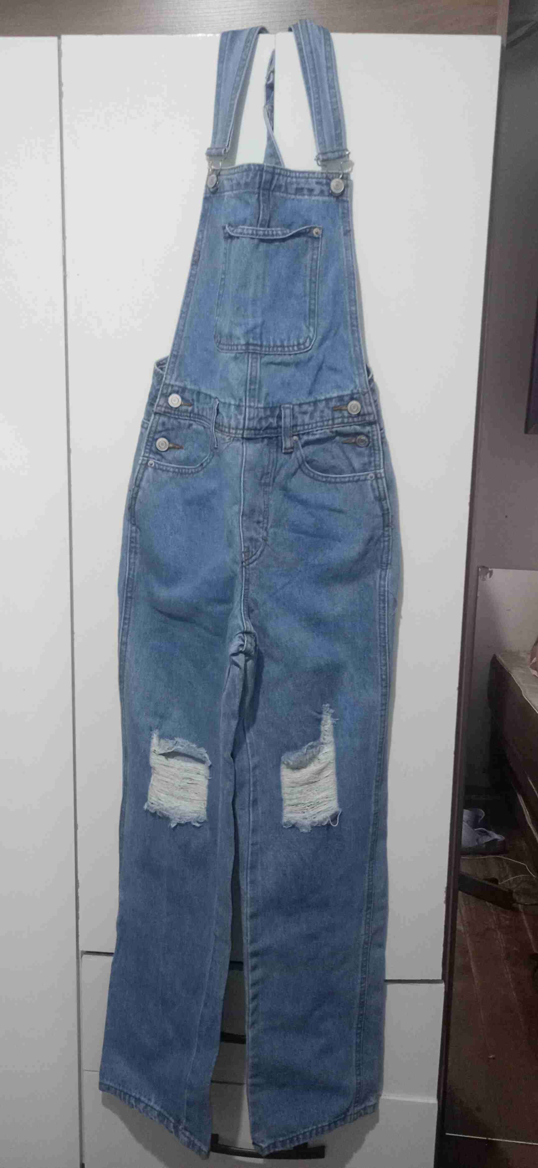 Jardinera de mezclilla desgastada