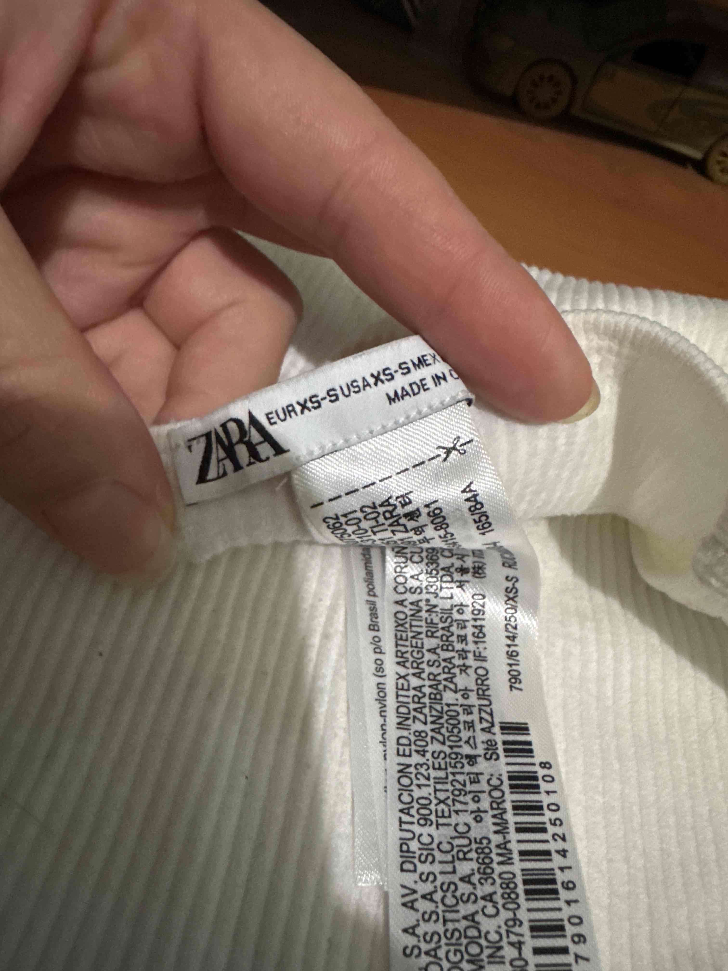 Crop top blanco con flecos brillantes - miniatura 2