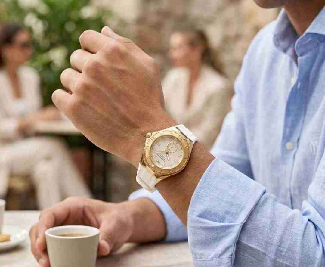 Reloj dorado elegante - 1