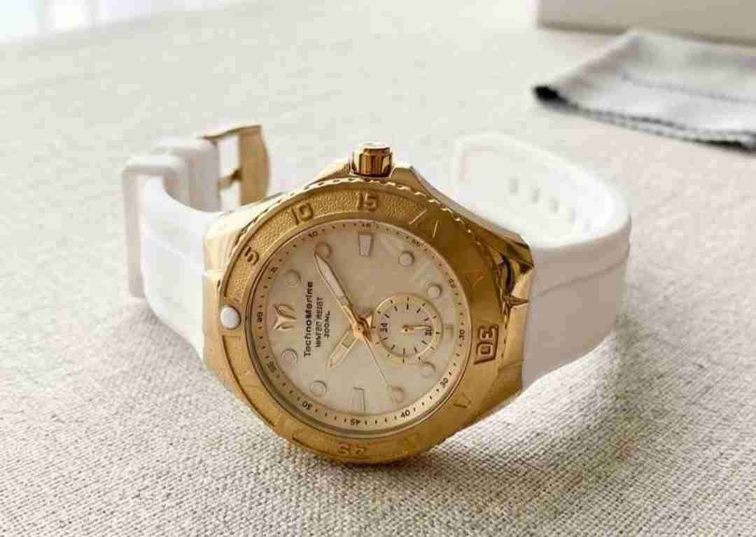 Reloj dorado elegante - 2