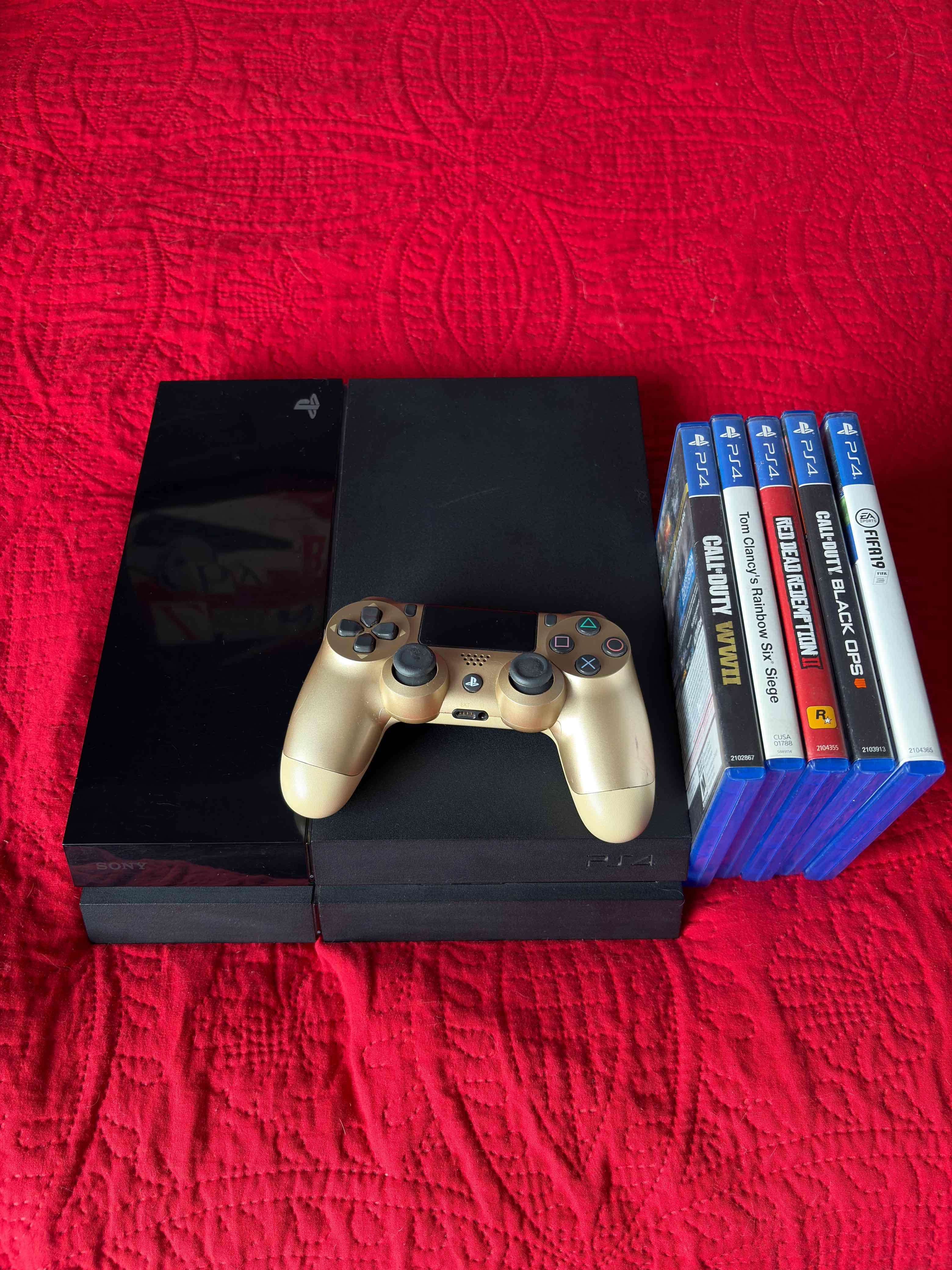 Consola PS4 con mando dorado y juegos