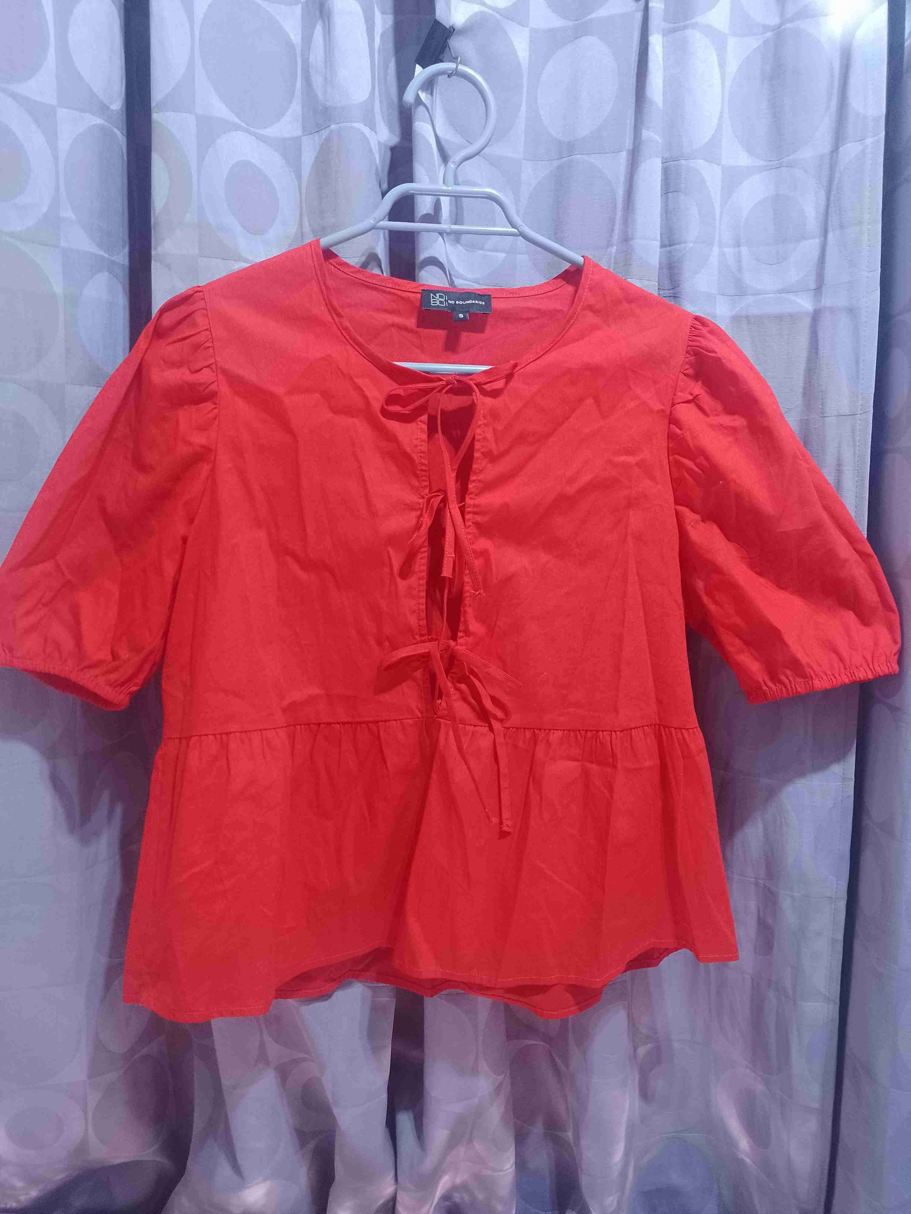 Blusa roja con lazo