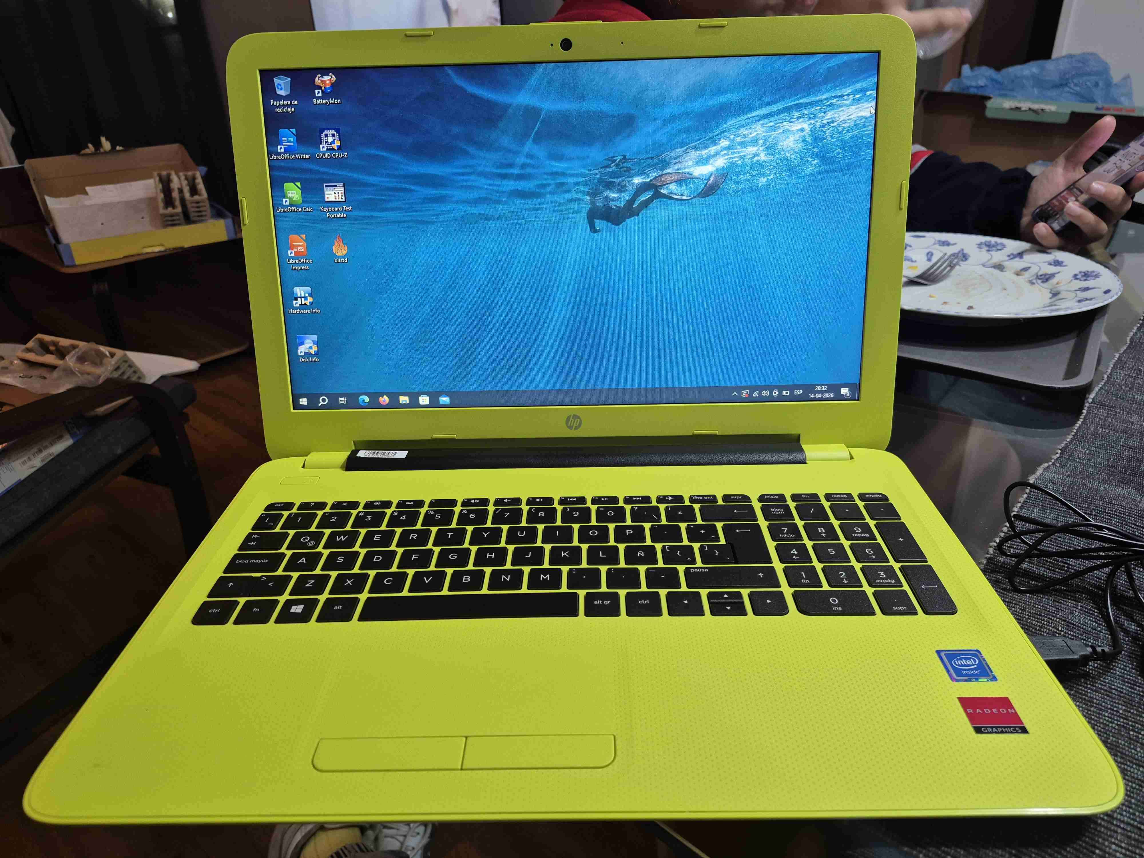 Notebook HP 250 amarillo - 1