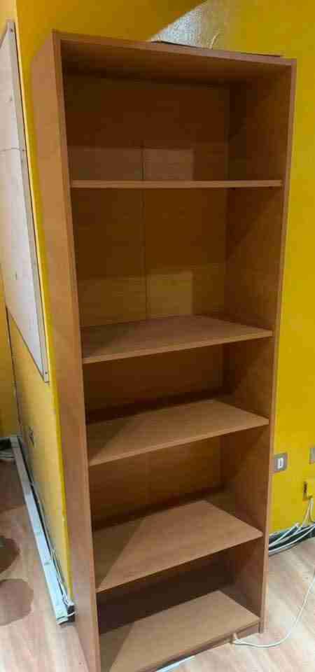 Estante alto de madera