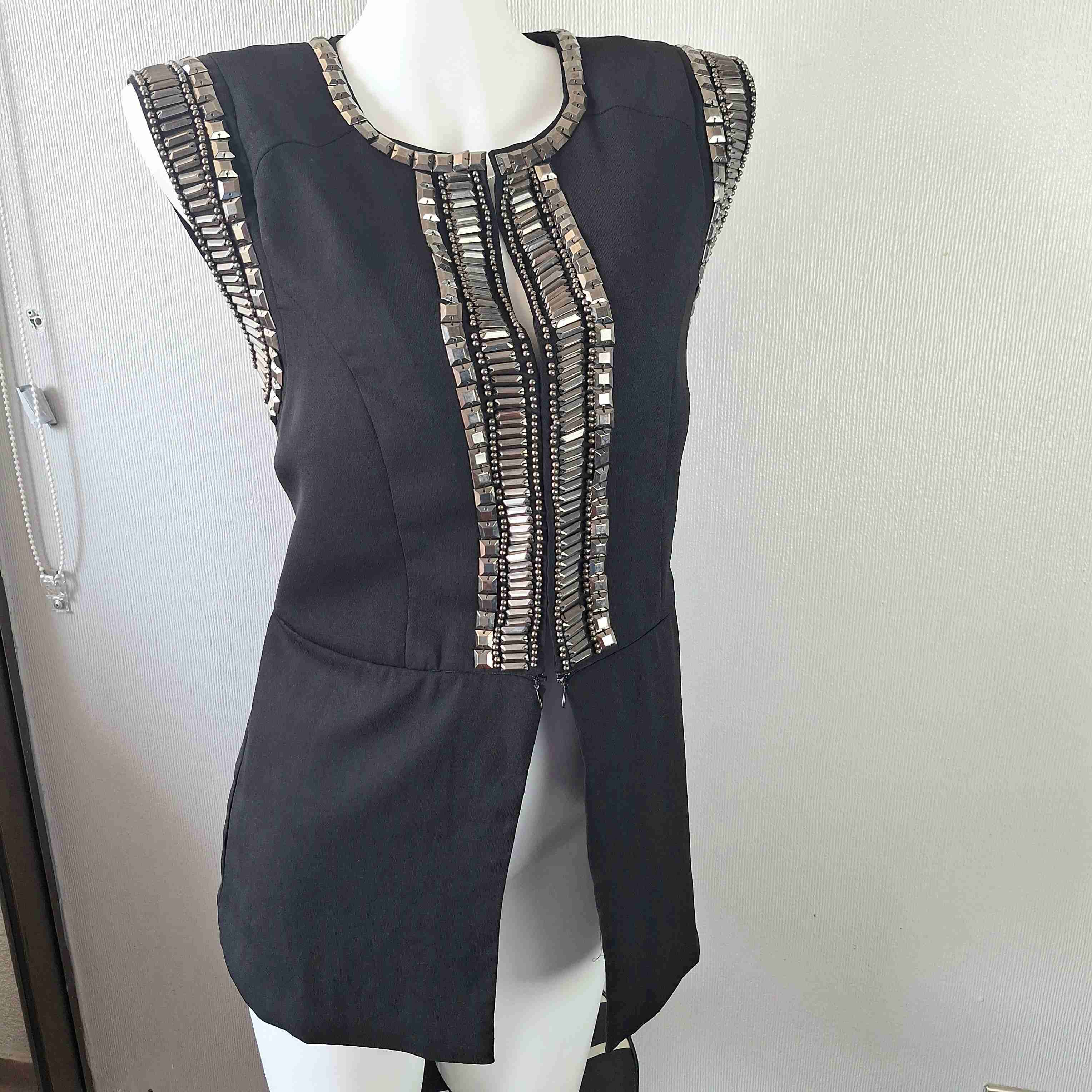 Chaqueta s/mangas  negra con adornos metálicos - miniatura 1