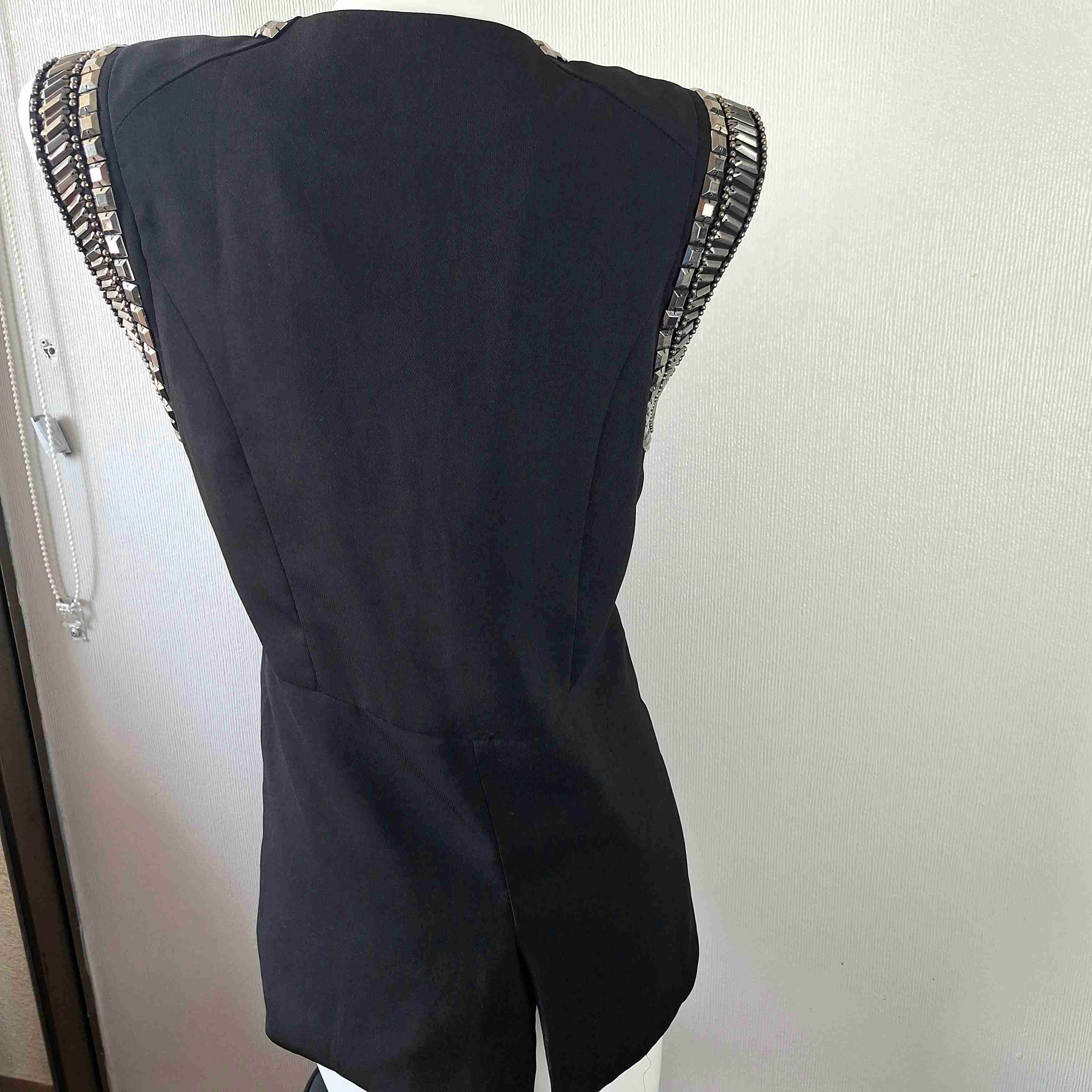 Chaqueta s/mangas  negra con adornos metálicos - miniatura 2