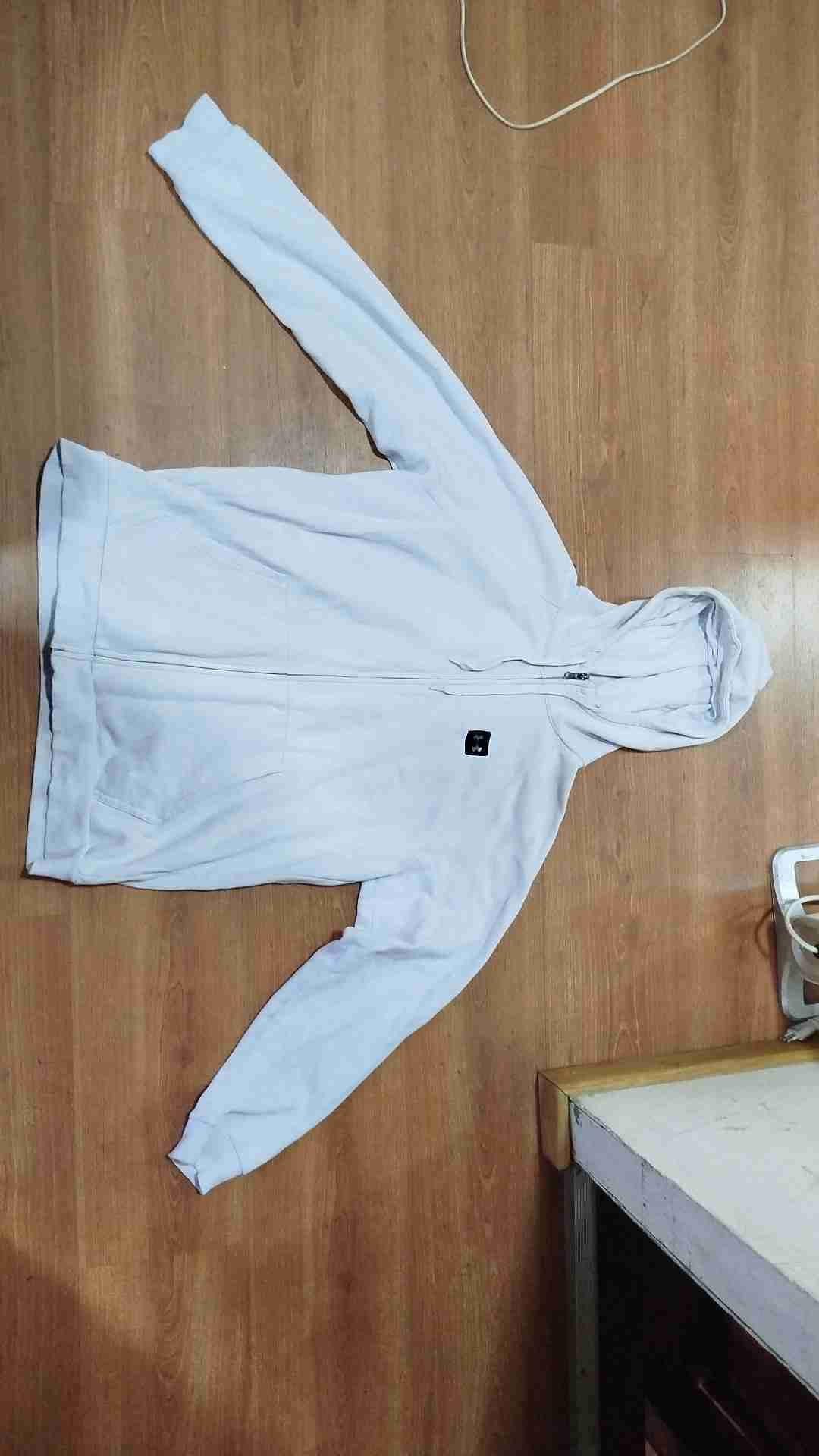 Polerón blanco con capucha - 1