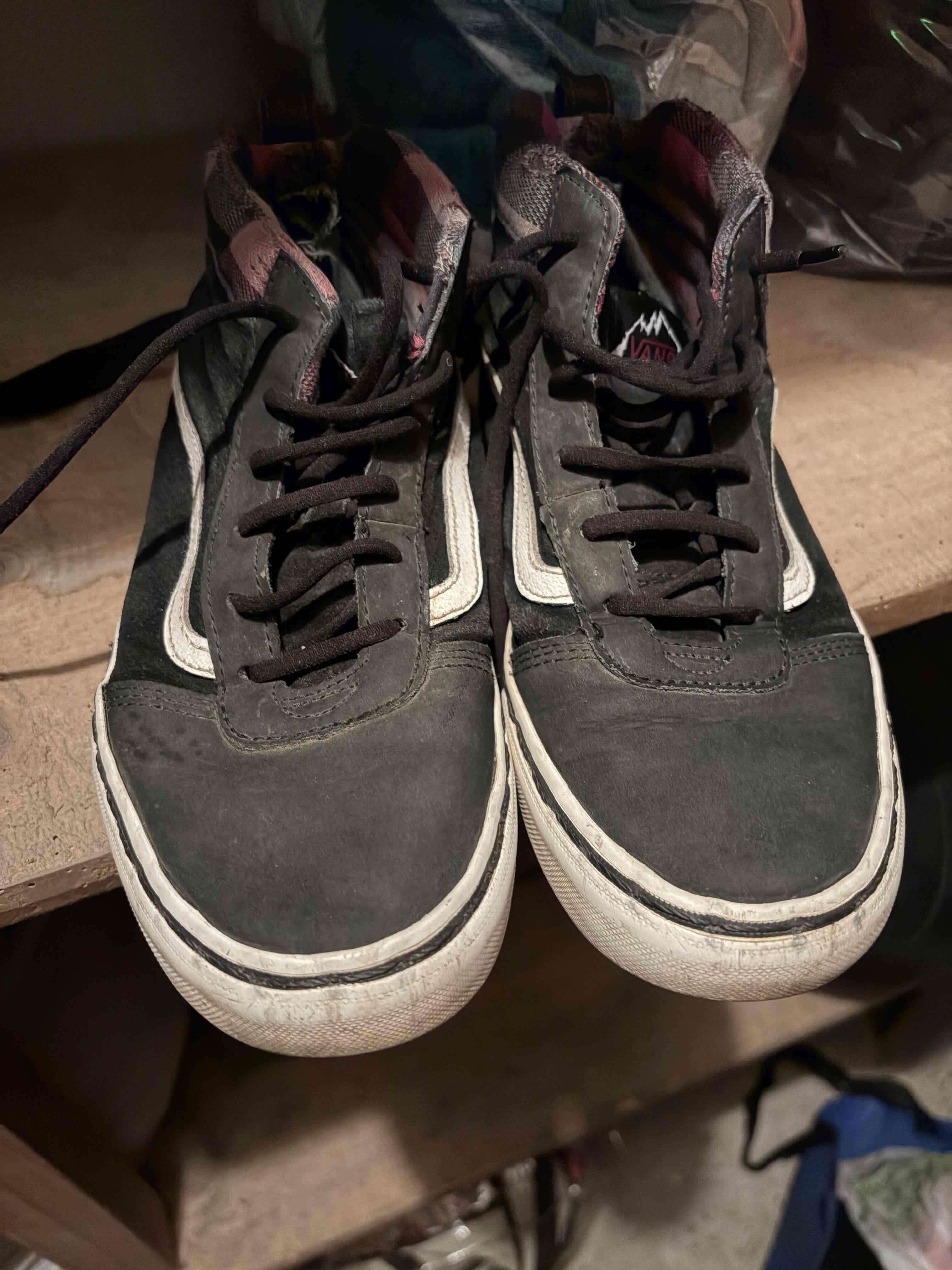 Zapatilla alta negra usada - 2