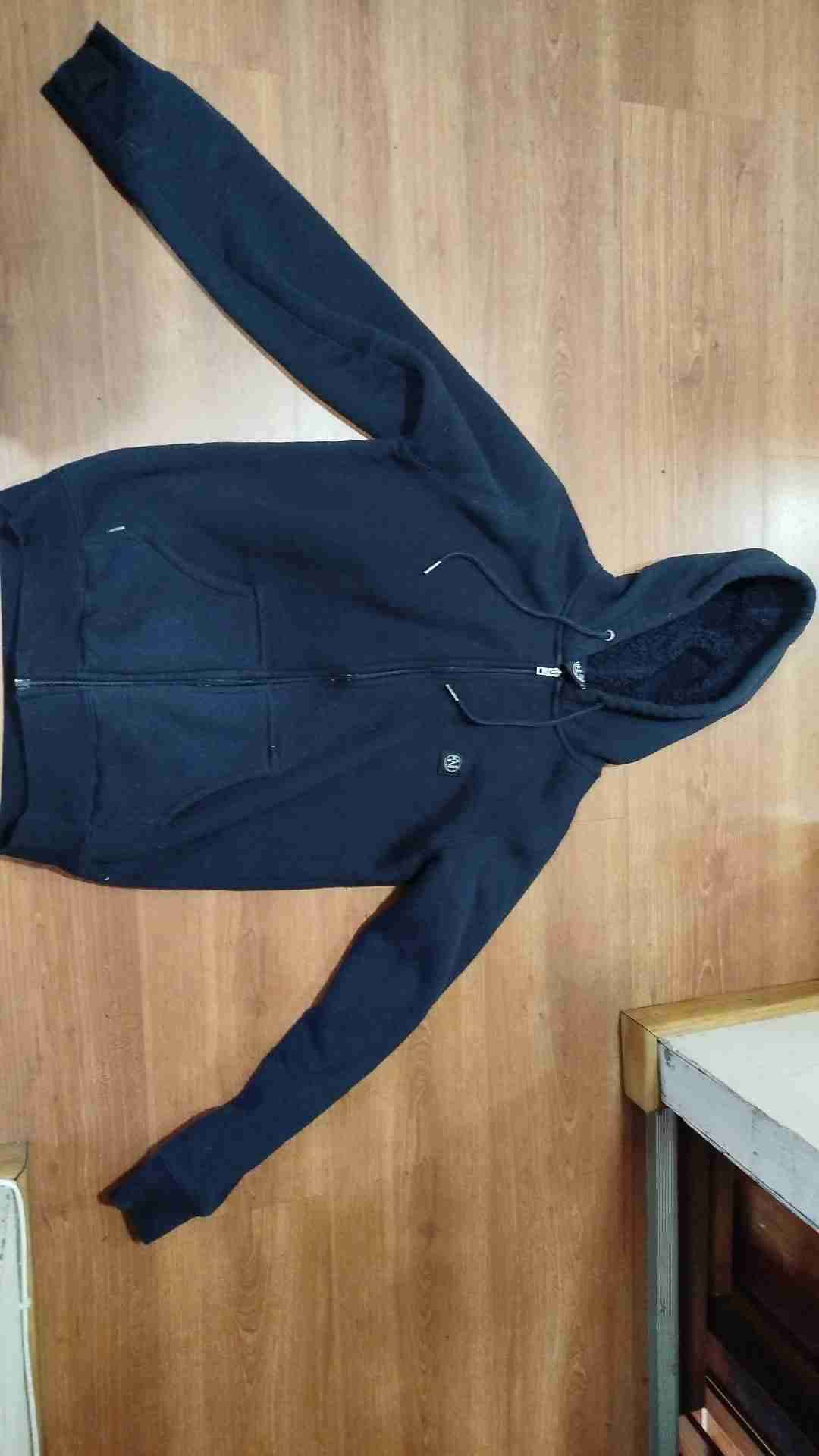 Polerón negro con capucha - miniatura 1