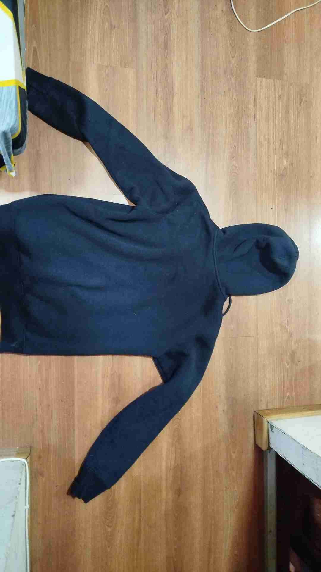 Polerón negro con capucha - miniatura 2