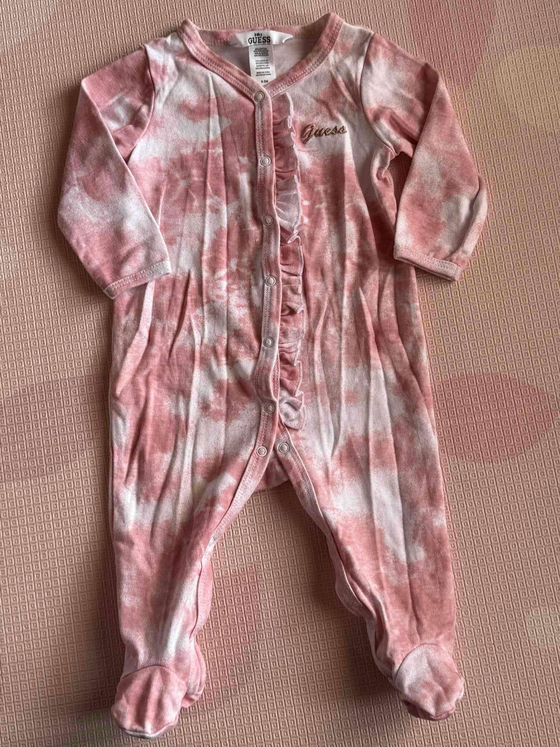 Enterito de bebé rosado Guess