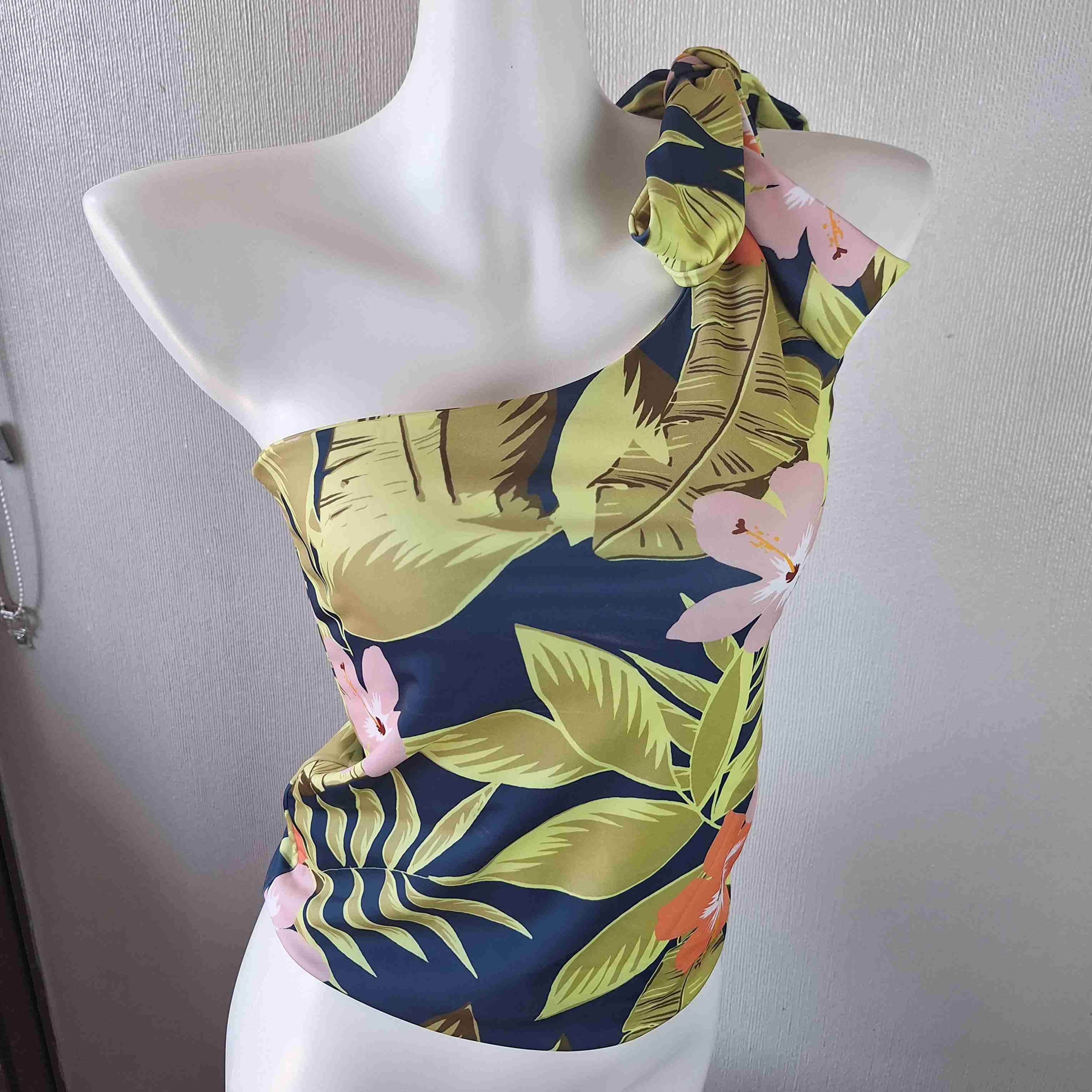 Top brasileño un hombro estampado floral. - miniatura 1