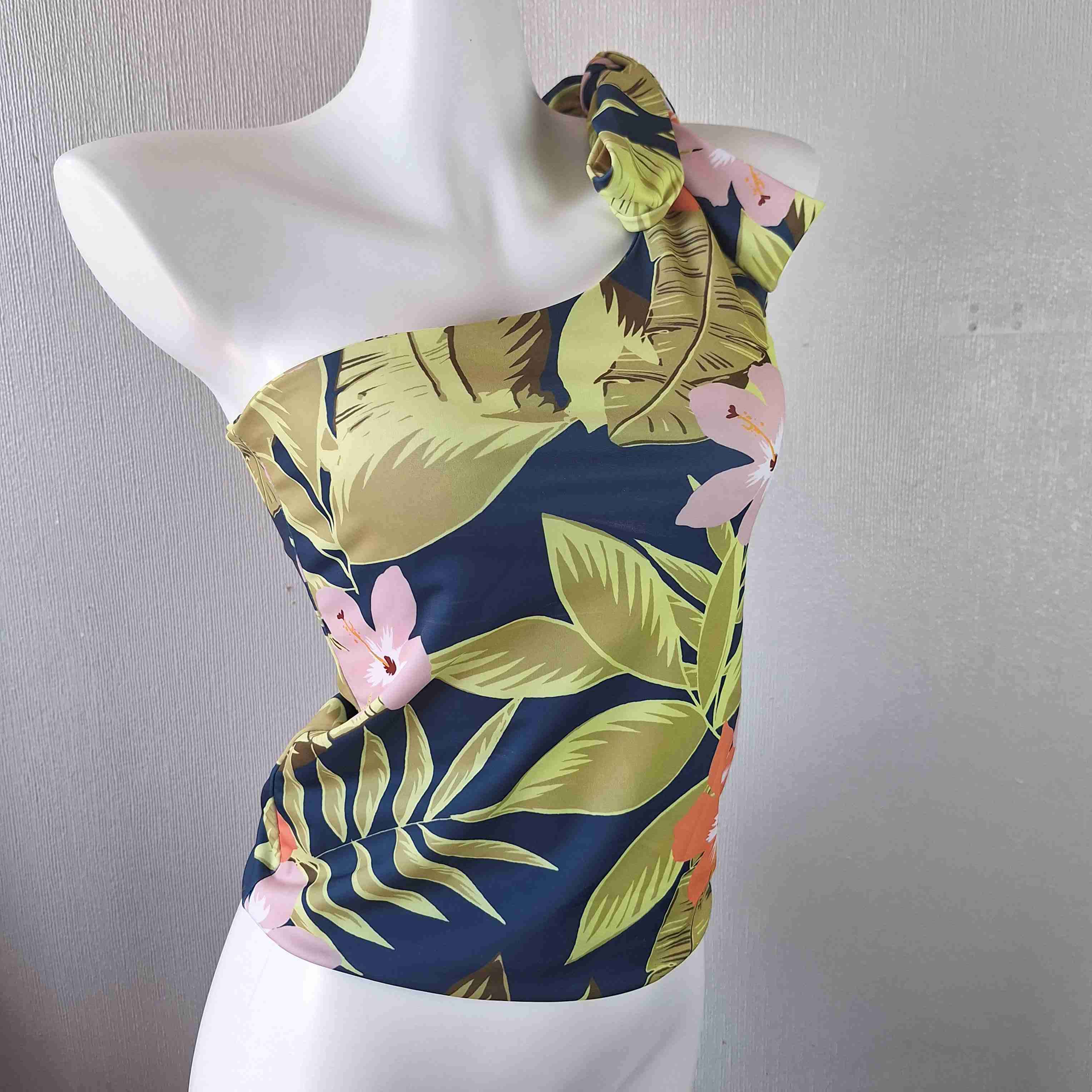 Top brasileño un hombro estampado floral. - miniatura 2