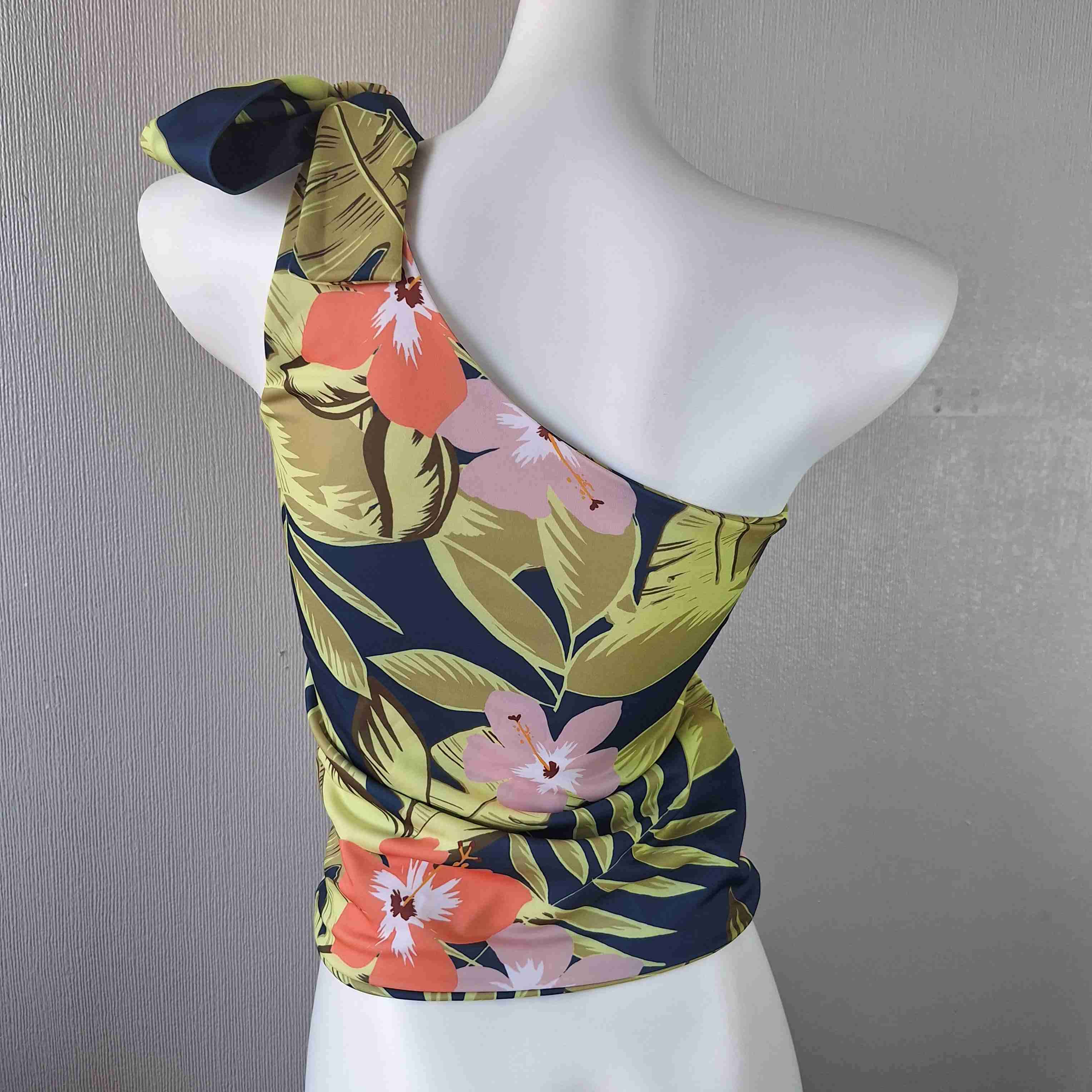 Top brasileño un hombro estampado floral. - miniatura 3