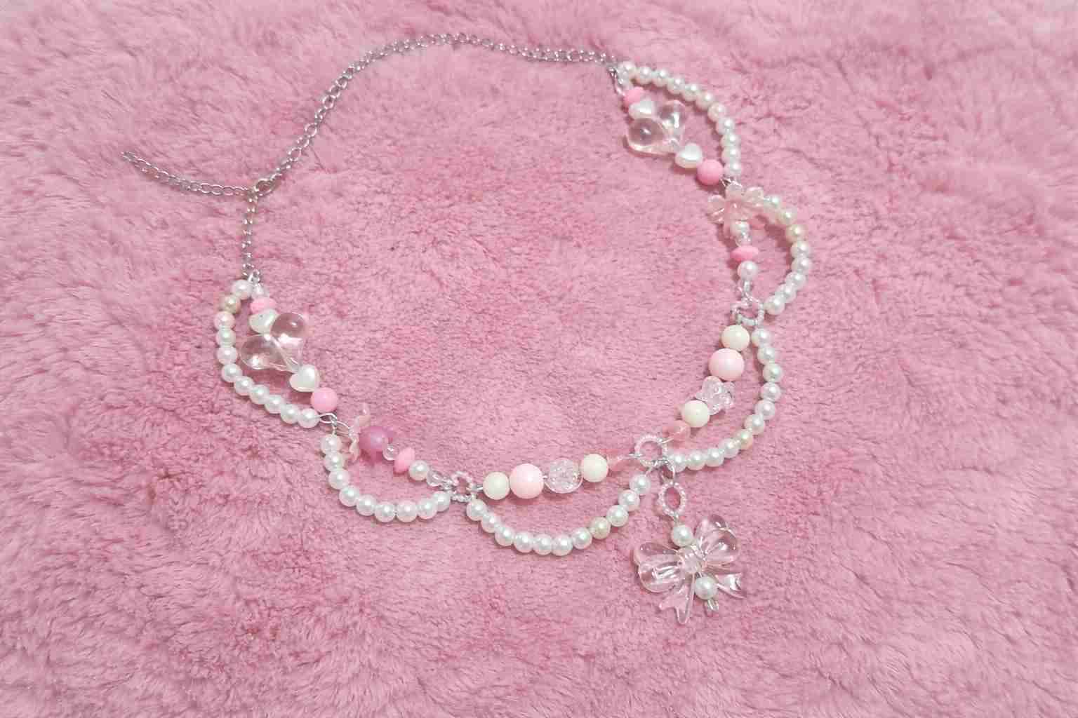 Collar con perlas y listón.