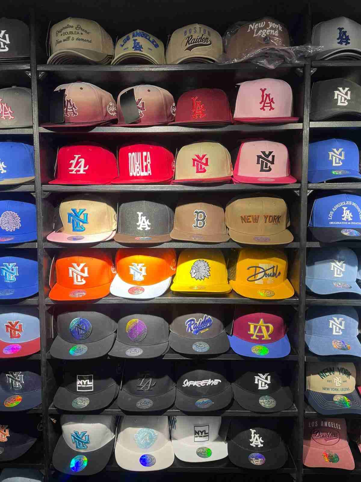 Colección de gorros deportivos - miniatura 1