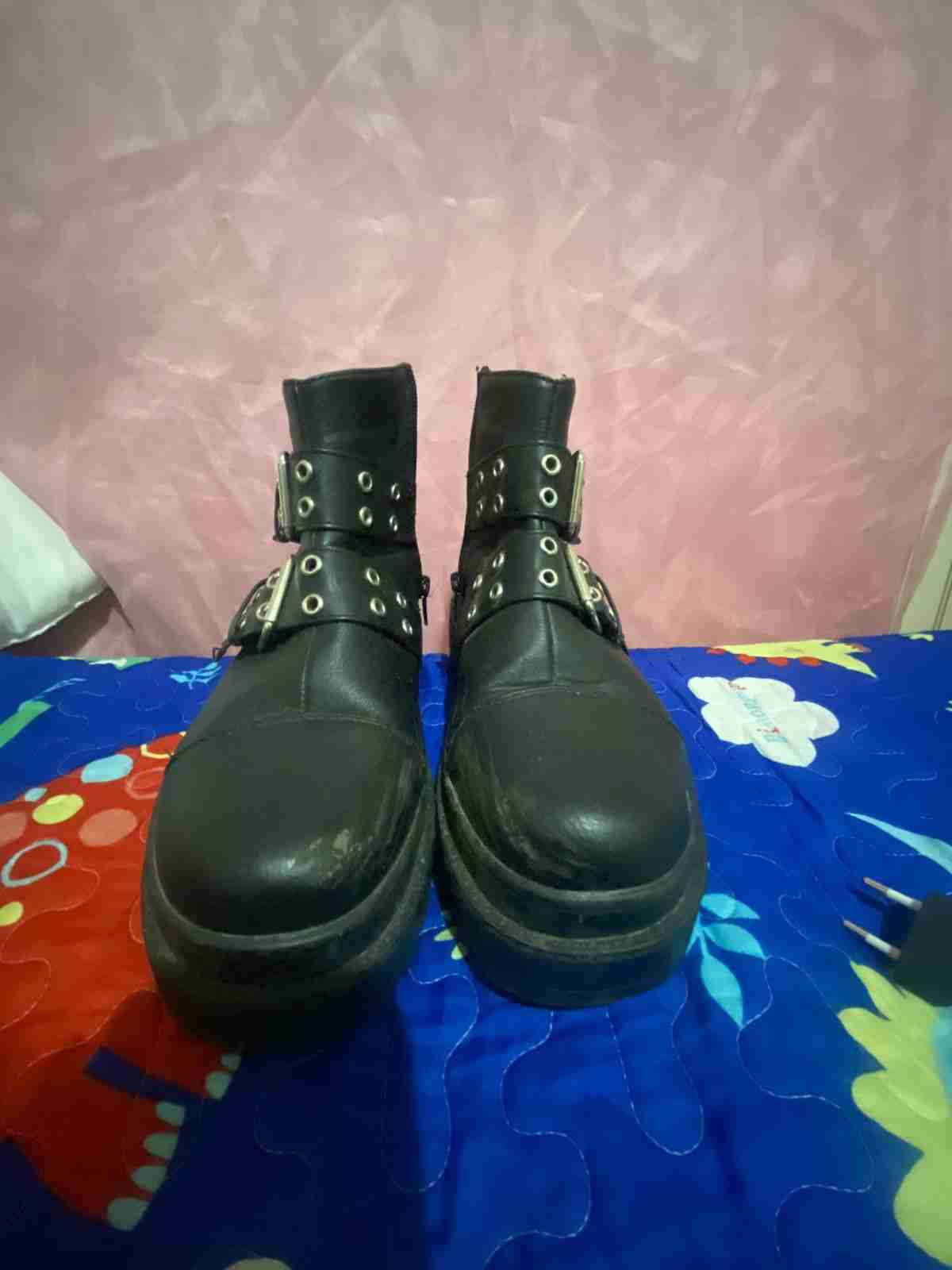 Botas de cuero negras con hebillas - miniatura 1