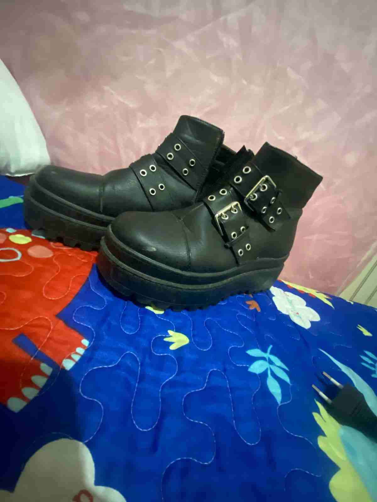 Botas de cuero negras con hebillas - miniatura 2