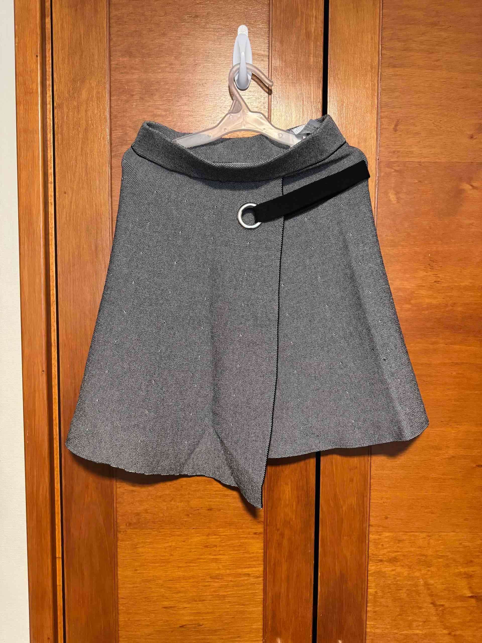 Falda gris con hebilla - miniatura 1