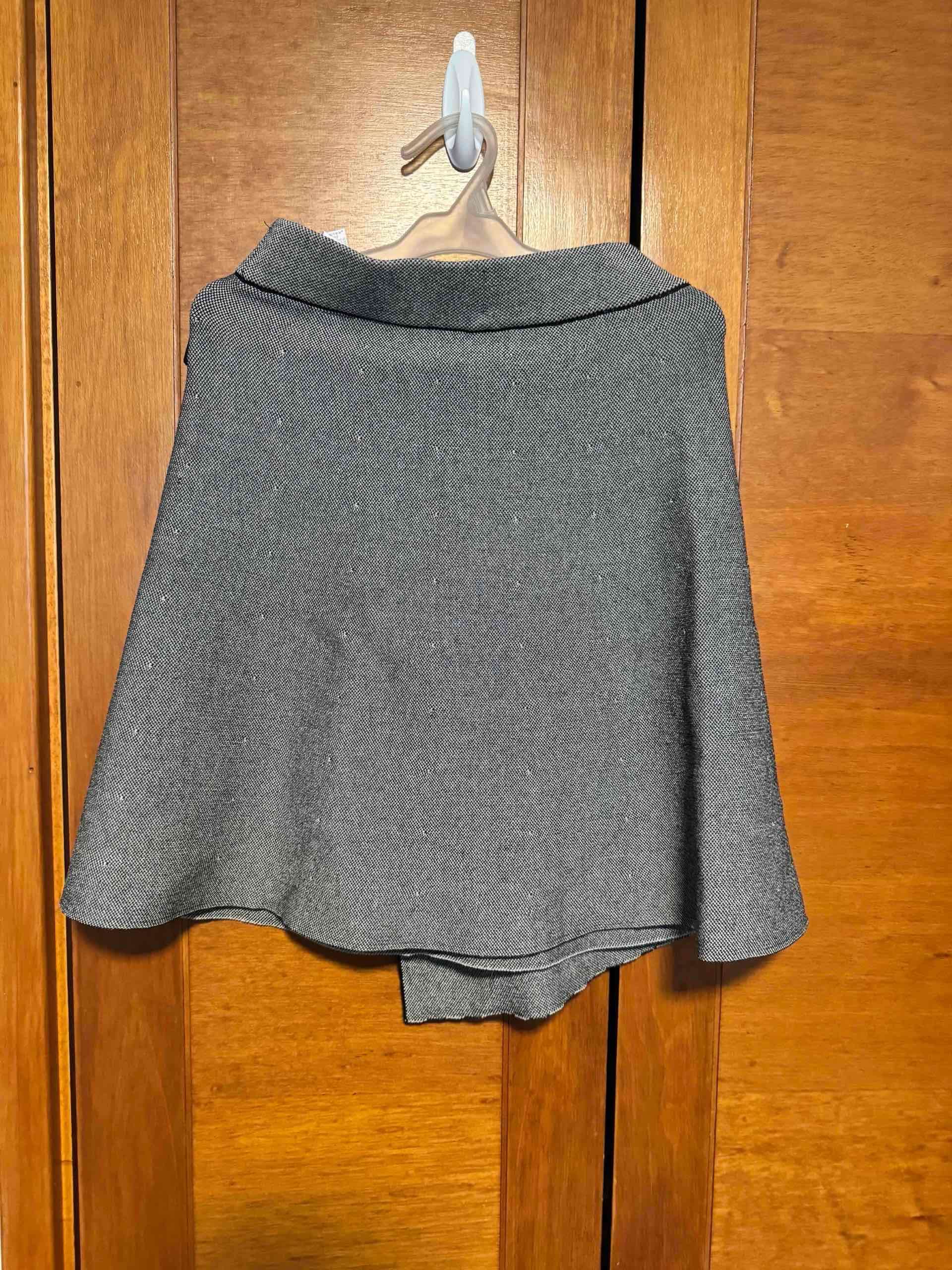 Falda gris con hebilla - miniatura 2