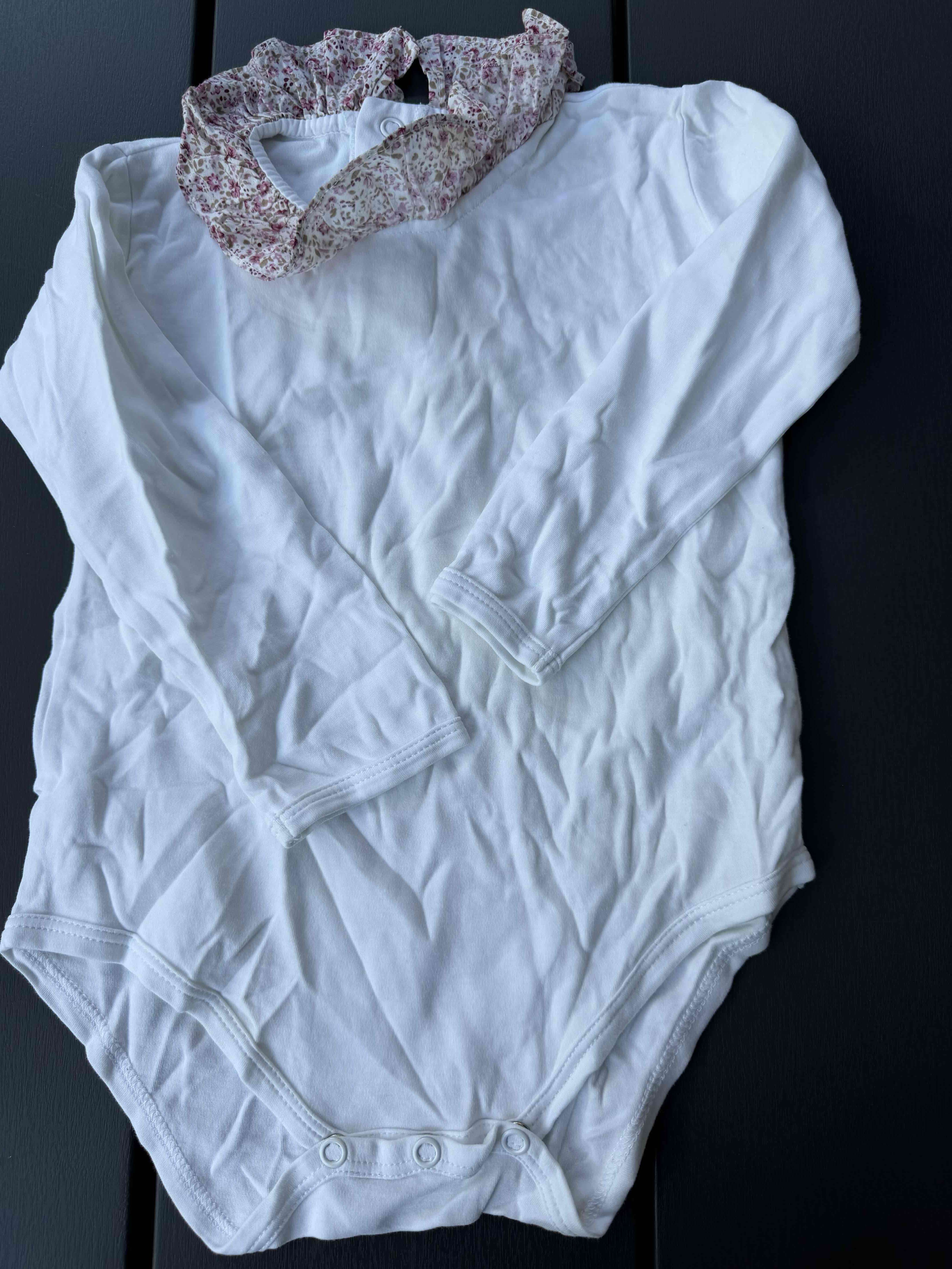 Body blanco Warmi con cuello floral